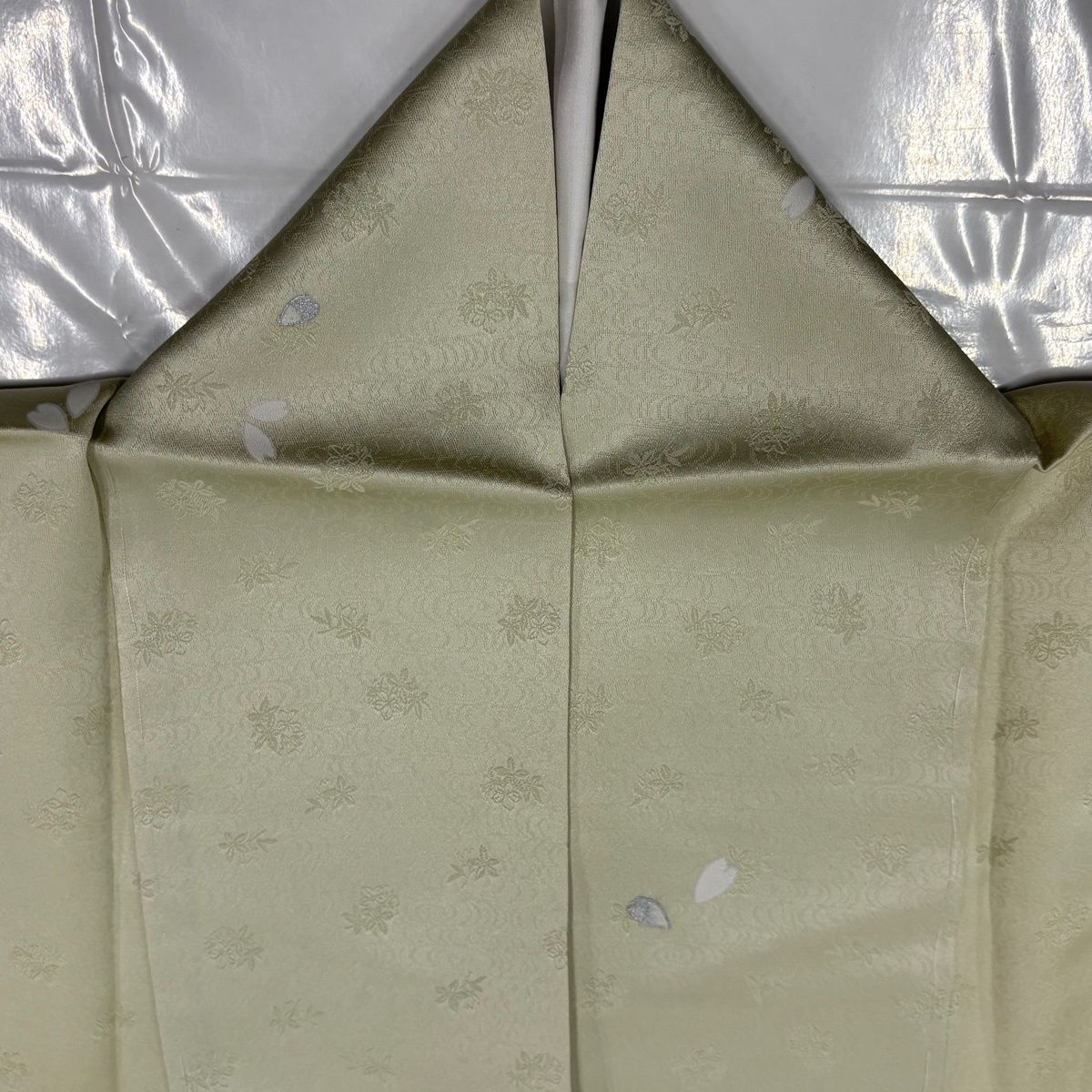 付下げ 身丈157cm 裄丈64.5cm M 袷 桜 花びら 金銀彩 ぼかし 薄緑 正絹 名品 【中古】