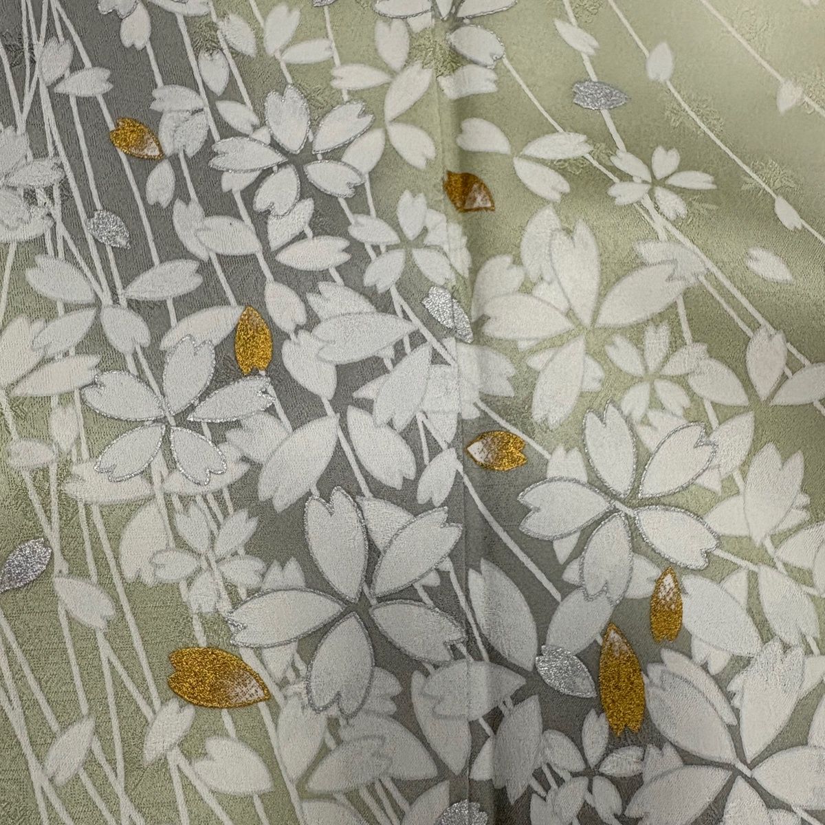 付下げ 身丈157cm 裄丈64.5cm M 袷 桜 花びら 金銀彩 ぼかし 薄緑 正絹 名品 【中古】