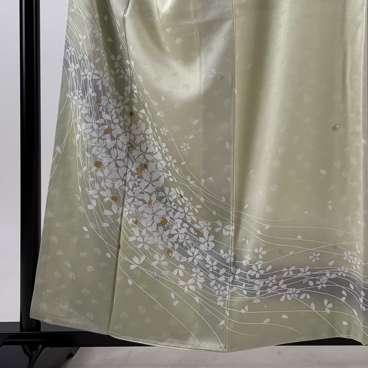 付下げ 身丈157cm 裄丈64.5cm M 袷 桜 花びら 金銀彩 ぼかし 薄緑 正絹 名品 【中古】