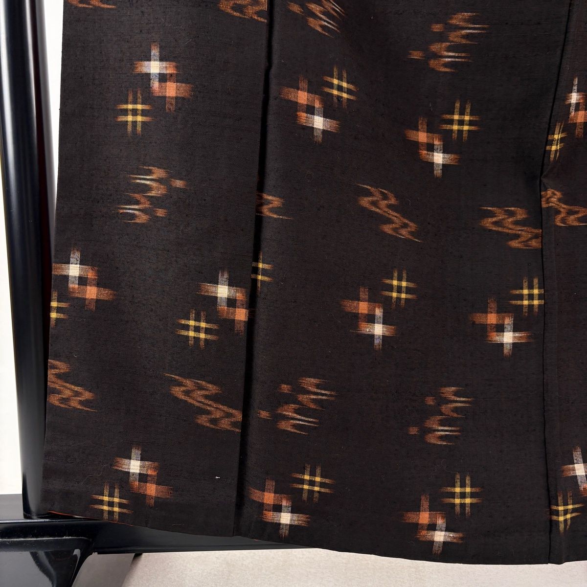 紬 身丈161cm 裄丈65cm M 袷 燕 井桁 焦茶色 正絹 名品 【中古】 紬 身丈161cm 裄丈65cm M 袷 燕 井桁 焦茶色 正絹 名品 【中古】