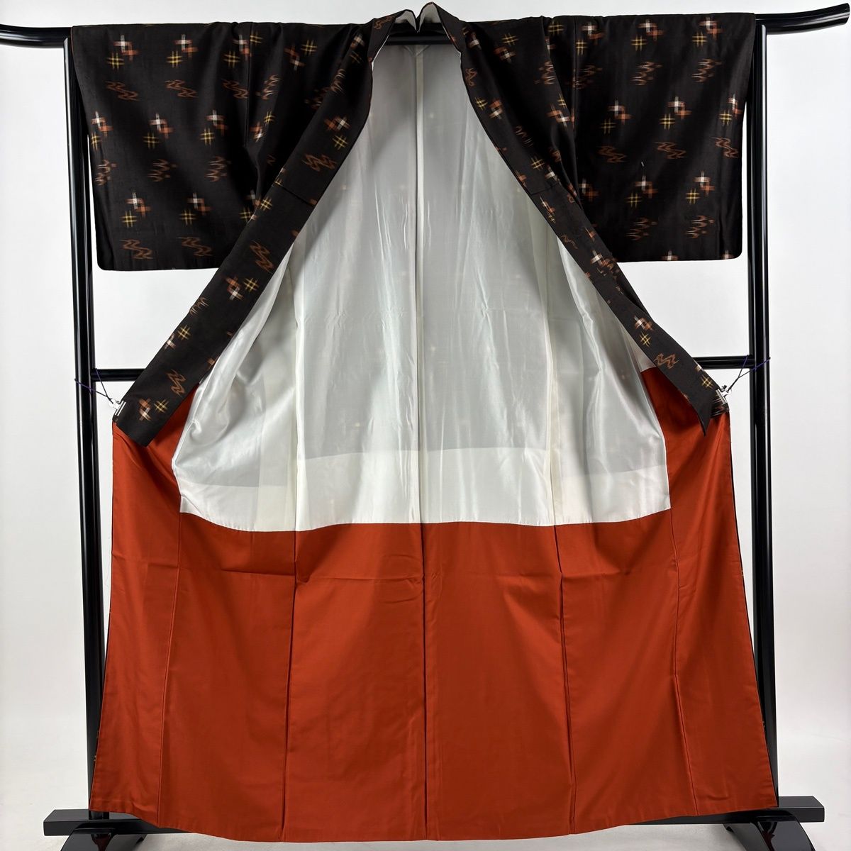 紬 身丈161cm 裄丈65cm M 袷 燕 井桁 焦茶色 正絹 名品 【中古】 紬 身丈161cm 裄丈65cm M 袷 燕 井桁 焦茶色 正絹 名品 【中古】