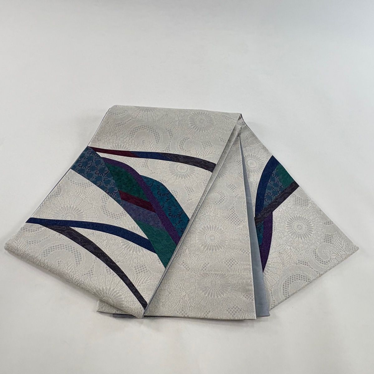 【美品】 袋帯 逸品 人間国宝 中村勇二郎 落款 古代菊 献上絵図 寄せ柄 菊唐草 切り嵌め 銀糸 灰白 お太鼓柄 正絹 【中古】 【美品】 袋帯 逸品 人間国宝 中村勇二郎 落款 古代菊 献上絵図 寄せ柄 菊唐草 切り嵌め 銀糸 灰白 お太鼓柄 正絹 【中古】