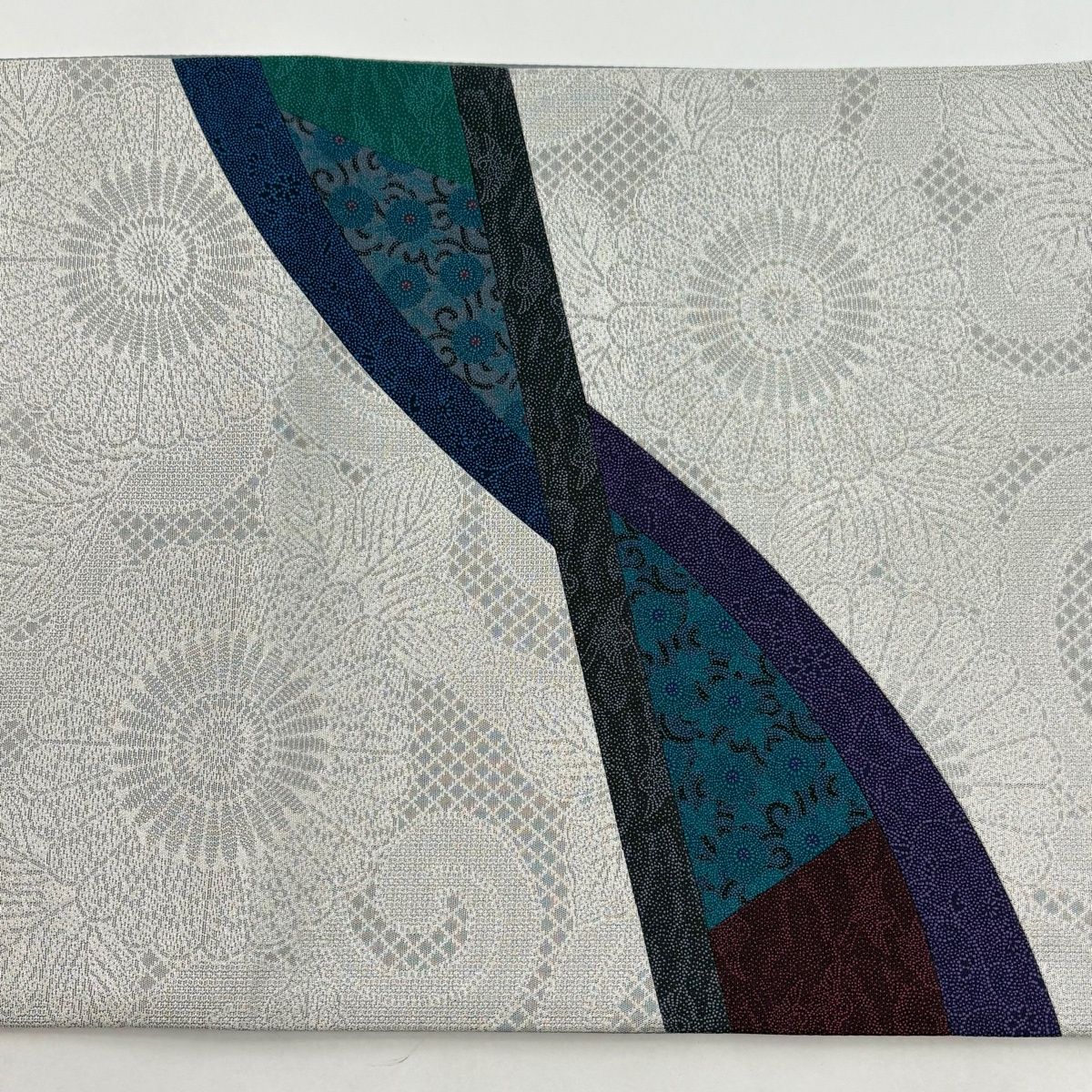 【美品】 袋帯 逸品 人間国宝 中村勇二郎 落款 古代菊 献上絵図 寄せ柄 菊唐草 切り嵌め 銀糸 灰白 お太鼓柄 正絹 【中古】 【美品】 袋帯 逸品 人間国宝 中村勇二郎 落款 古代菊 献上絵図 寄せ柄 菊唐草 切り嵌め 銀糸 灰白 お太鼓柄 正絹 【中古】