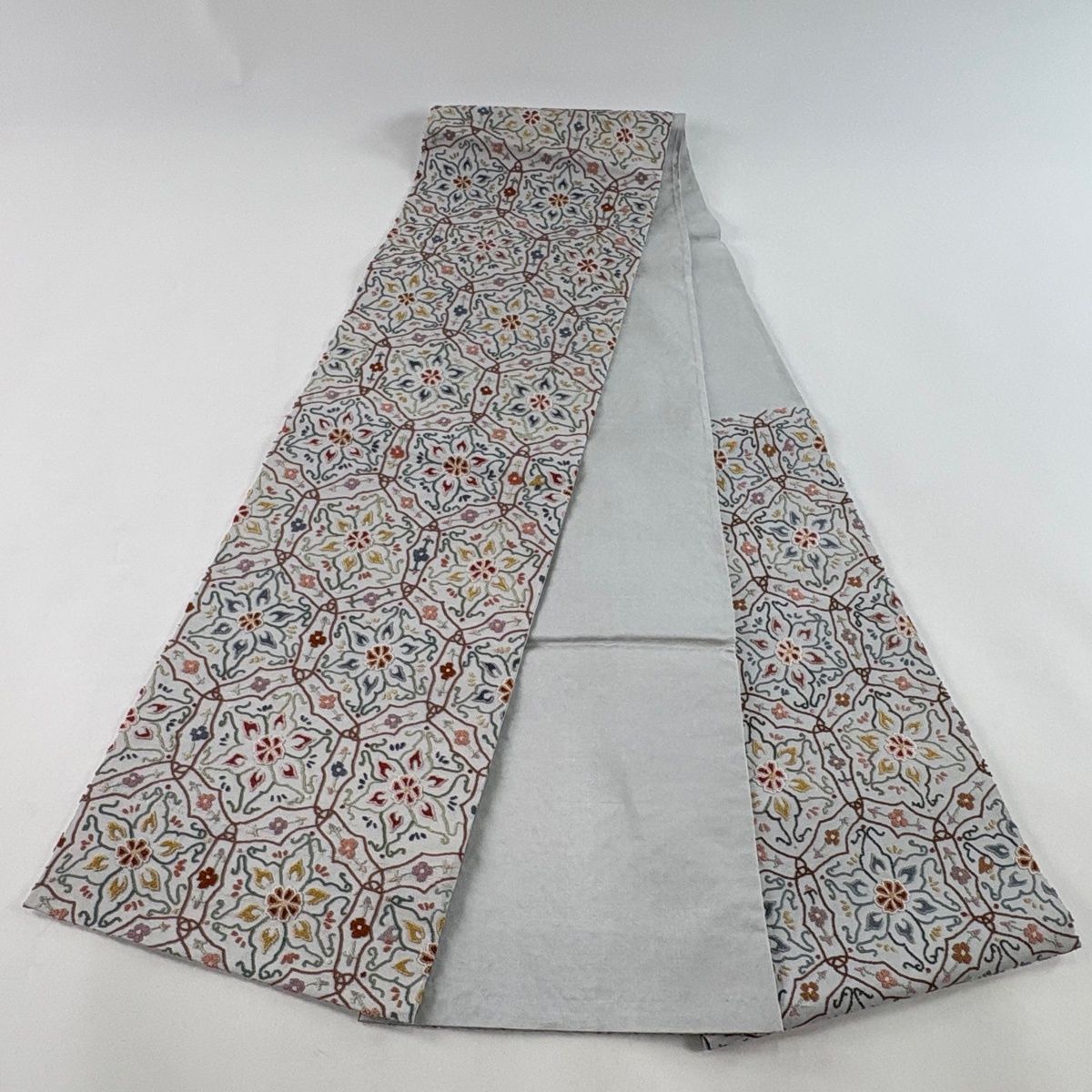 袋帯 逸品 亀甲 草花 相良刺繍 青灰色 六通 正絹 【中古】 袋帯 逸品 亀甲 草花 相良刺繍 青灰色 六通 正絹 【中古】