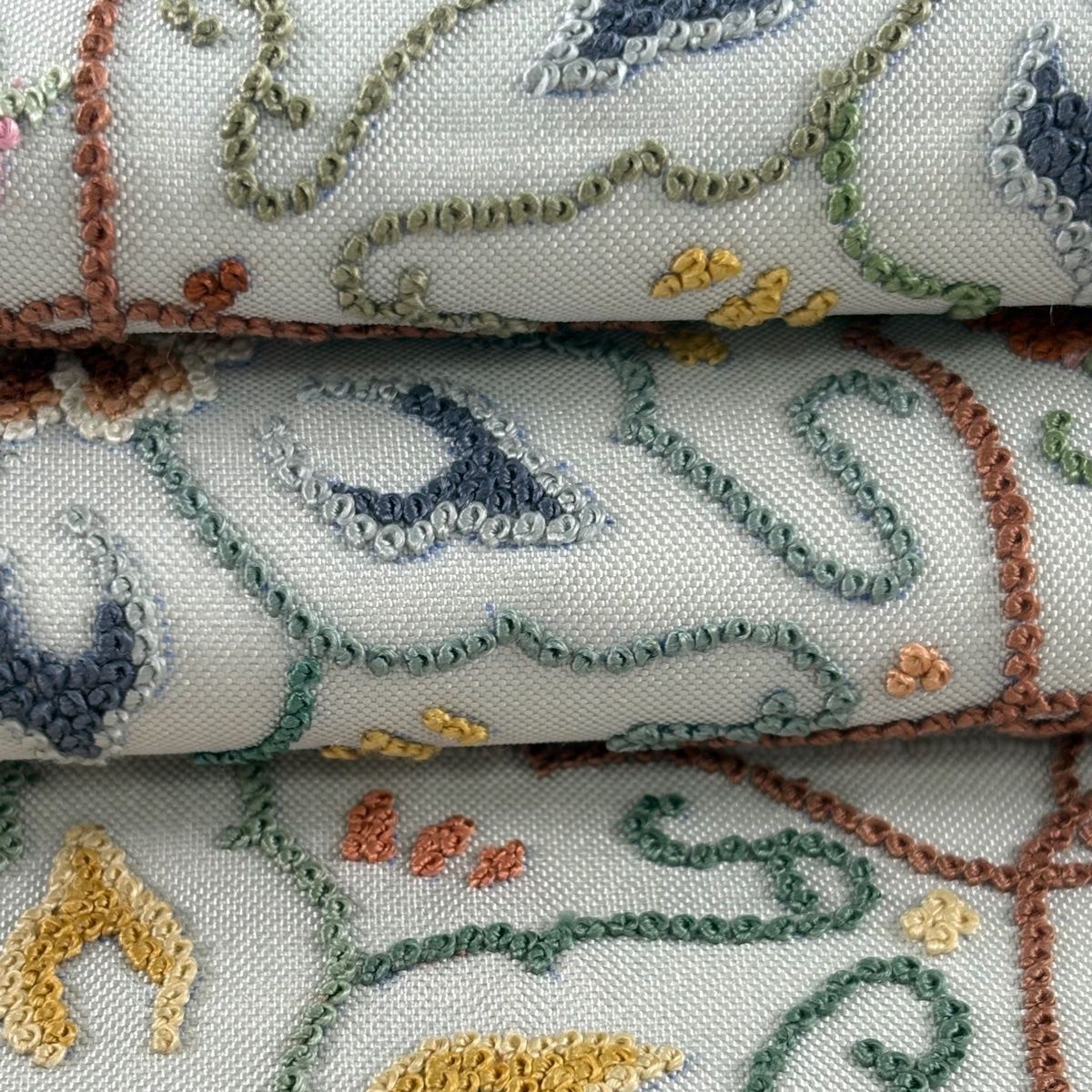 袋帯 逸品 亀甲 草花 相良刺繍 青灰色 六通 正絹 【中古】 袋帯 逸品 亀甲 草花 相良刺繍 青灰色 六通 正絹 【中古】