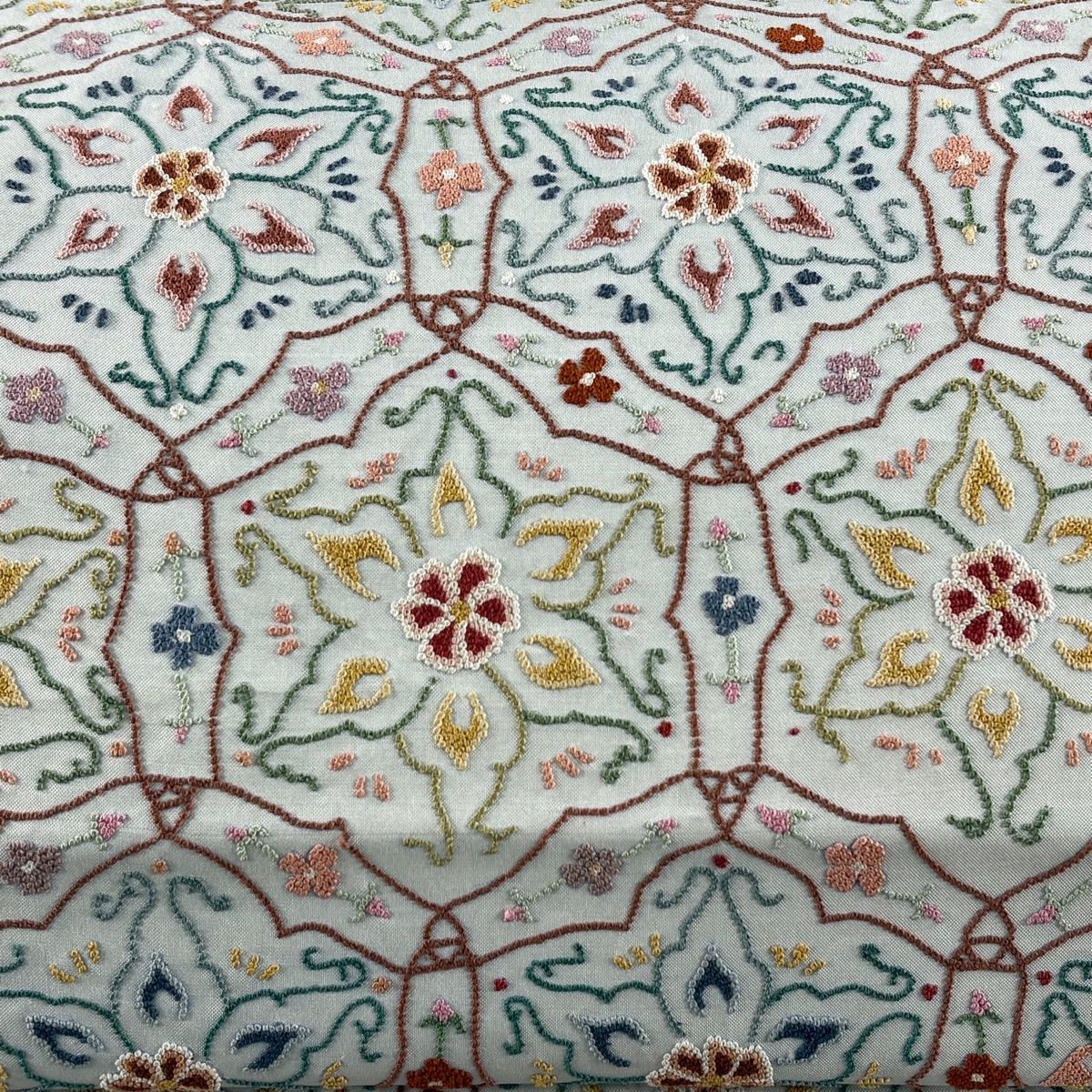 袋帯 逸品 亀甲 草花 相良刺繍 青灰色 六通 正絹 【中古】 袋帯 逸品 亀甲 草花 相良刺繍 青灰色 六通 正絹 【中古】