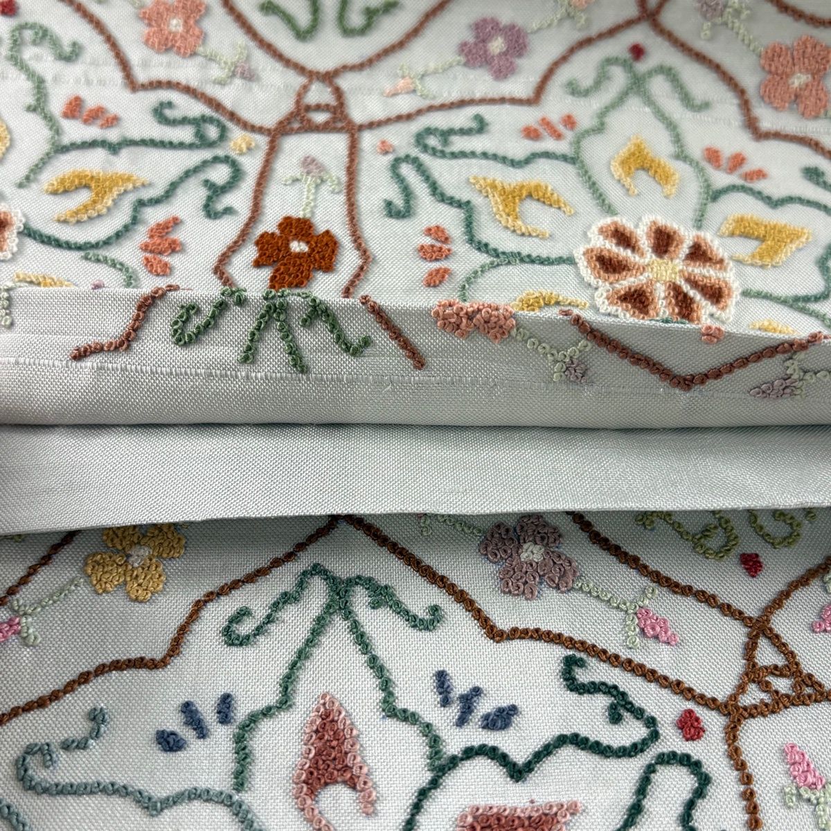袋帯 逸品 亀甲 草花 相良刺繍 青灰色 六通 正絹 【中古】 袋帯 逸品 亀甲 草花 相良刺繍 青灰色 六通 正絹 【中古】