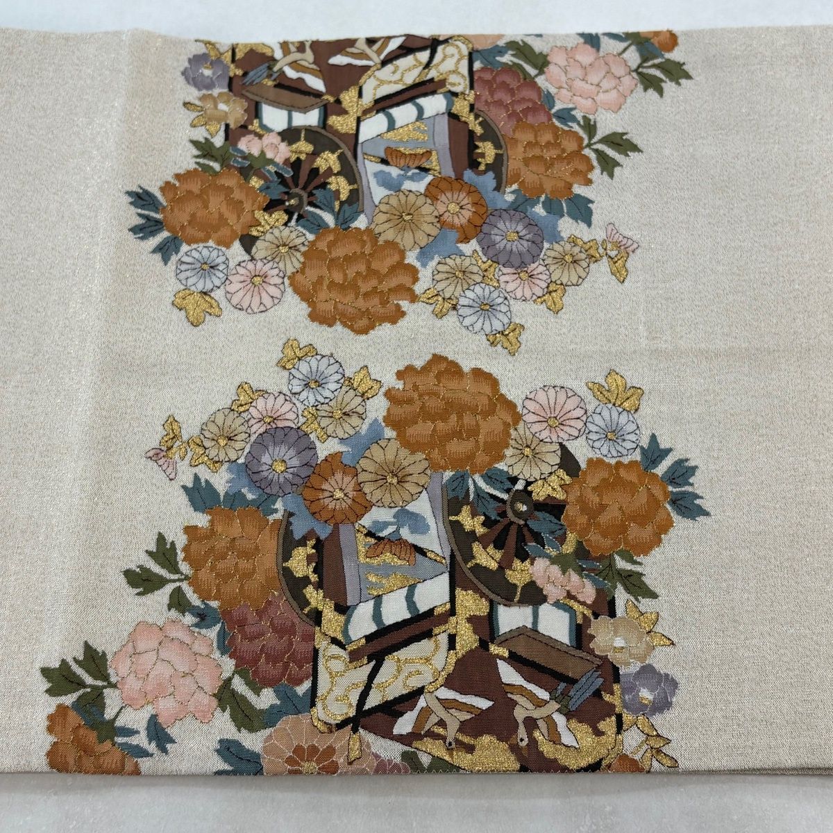 袋帯 逸品 御所車 草花 金糸 ベージュ お太鼓柄 正絹 【中古】