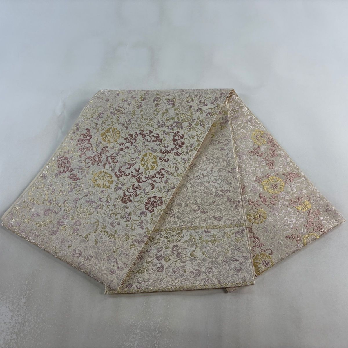 【美品】 袋帯 逸品 誉田屋源兵衛 落款 関西仕立て 小石丸 花唐草 金糸 箔 クリーム 六通 正絹 【中古】 【美品】 袋帯 逸品 誉田屋源兵衛 落款 関西仕立て 小石丸 花唐草 金糸 箔 クリーム 六通 正絹 【中古】
