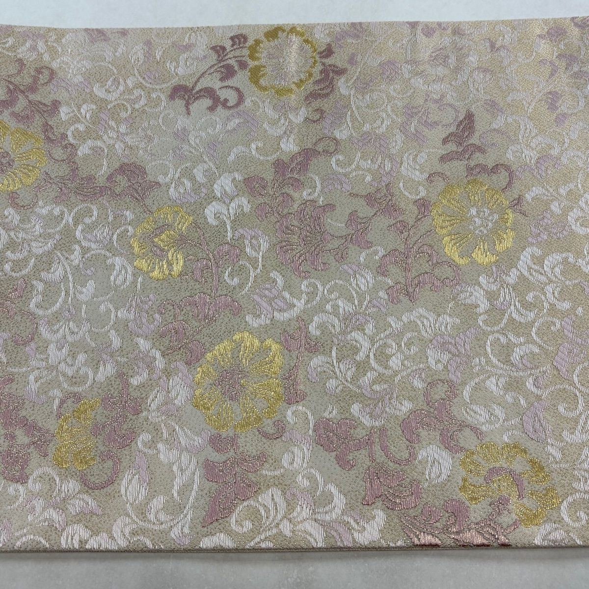 【美品】 袋帯 逸品 誉田屋源兵衛 落款 関西仕立て 小石丸 花唐草 金糸 箔 クリーム 六通 正絹 【中古】 【美品】 袋帯 逸品 誉田屋源兵衛 落款 関西仕立て 小石丸 花唐草 金糸 箔 クリーム 六通 正絹 【中古】