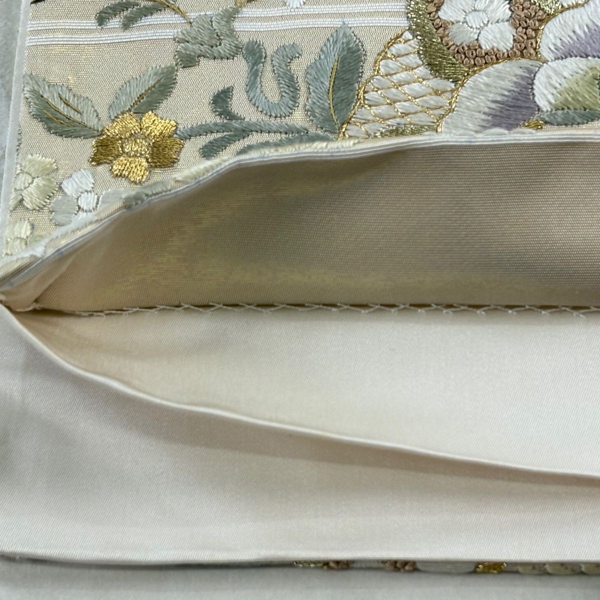 袋帯 逸品 華文 草花 刺繍 金糸 金色 六通 正絹 【中古】 袋帯 逸品 華文 草花 刺繍 金糸 金色 六通 正絹 【中古】