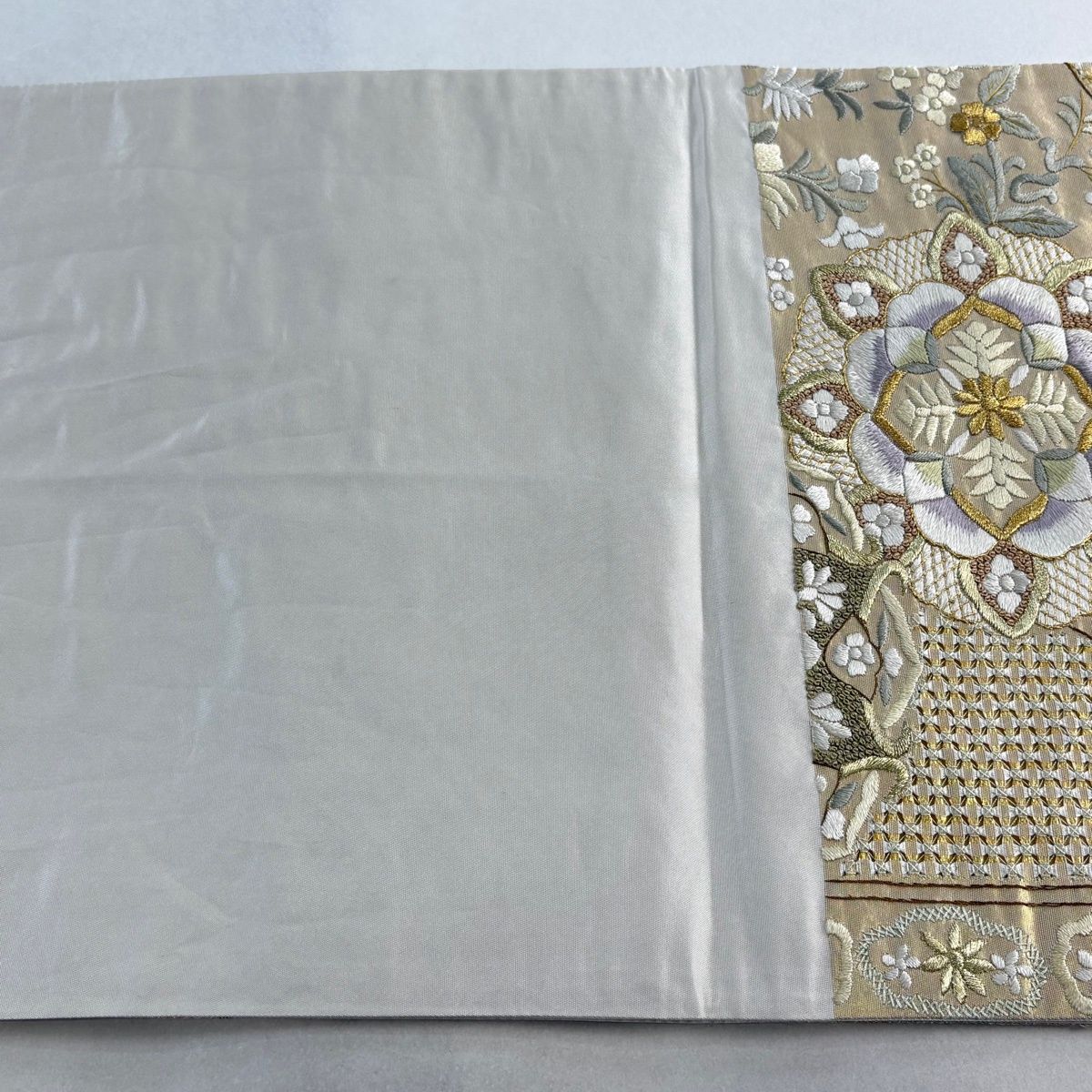 袋帯 逸品 華文 草花 刺繍 金糸 金色 六通 正絹 【中古】 袋帯 逸品 華文 草花 刺繍 金糸 金色 六通 正絹 【中古】