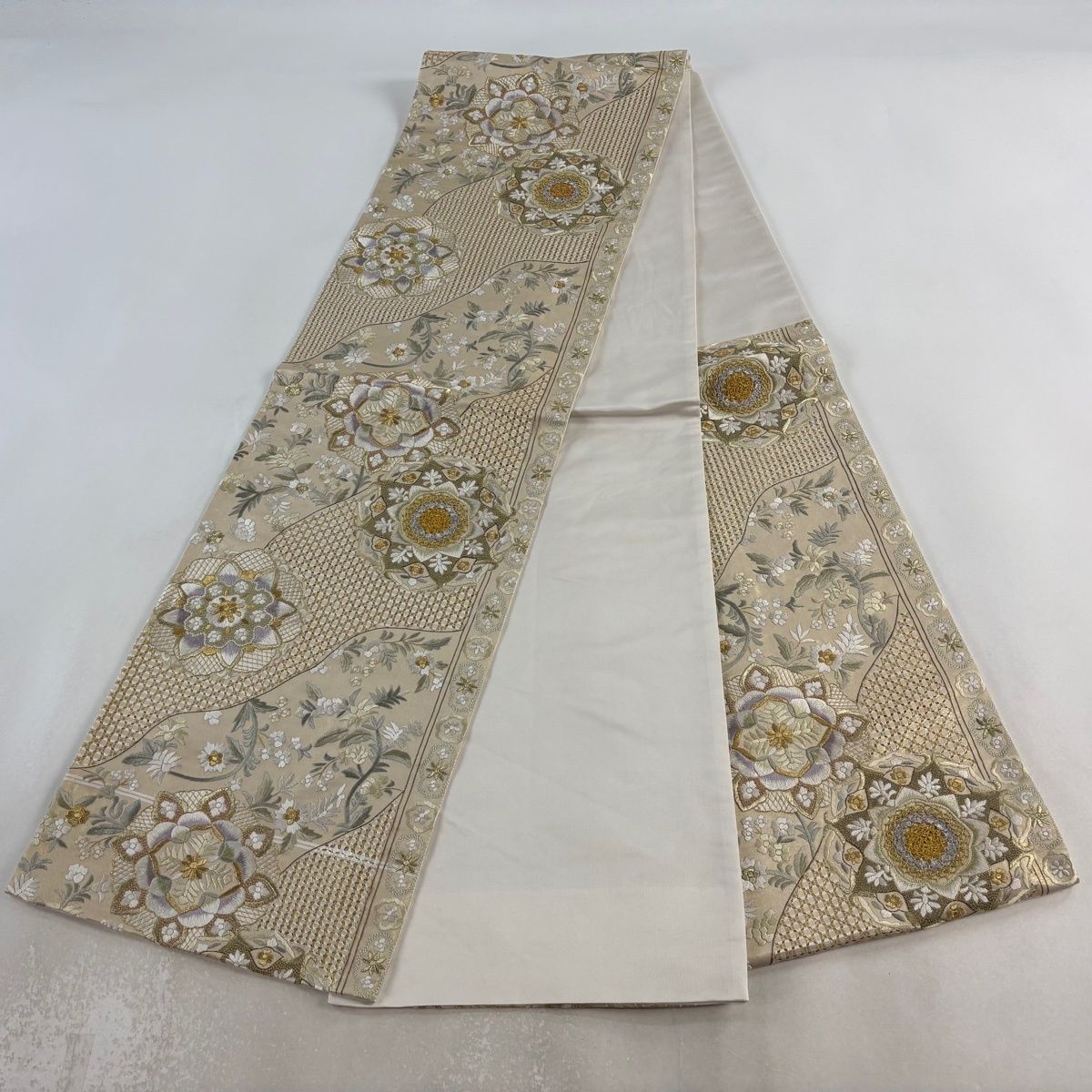 袋帯 逸品 華文 草花 刺繍 金糸 金色 六通 正絹 【中古】 袋帯 逸品 華文 草花 刺繍 金糸 金色 六通 正絹 【中古】
