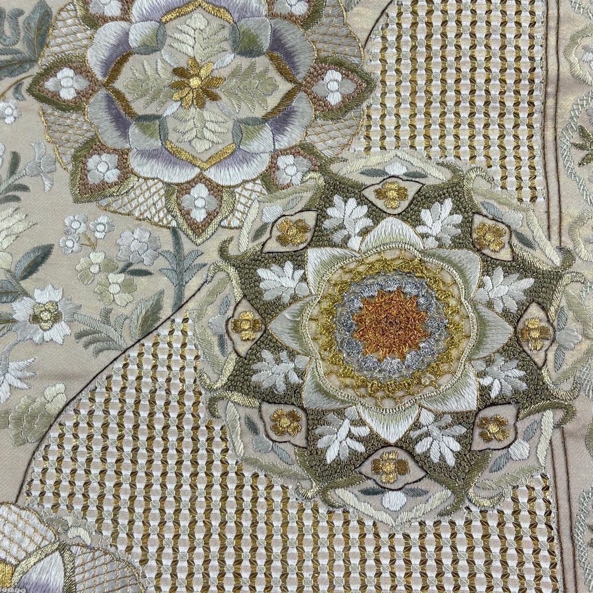 袋帯 逸品 華文 草花 刺繍 金糸 金色 六通 正絹 【中古】 袋帯 逸品 華文 草花 刺繍 金糸 金色 六通 正絹 【中古】