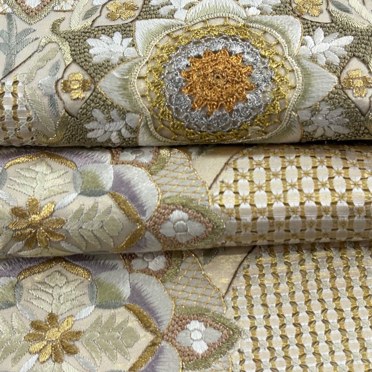 袋帯 逸品 華文 草花 刺繍 金糸 金色 六通 正絹 【中古】 袋帯 逸品 華文 草花 刺繍 金糸 金色 六通 正絹 【中古】