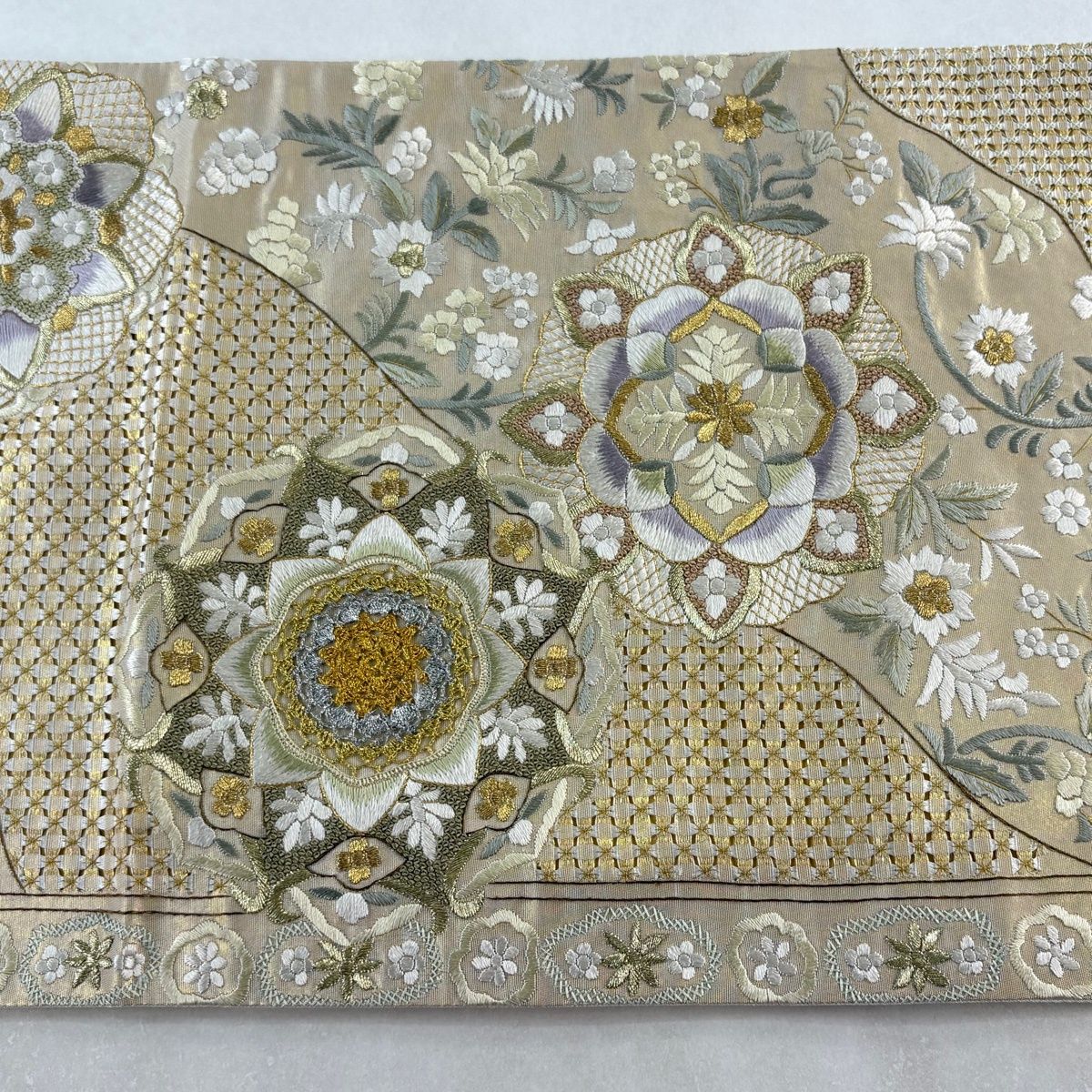 袋帯 逸品 華文 草花 刺繍 金糸 金色 六通 正絹 【中古】 袋帯 逸品 華文 草花 刺繍 金糸 金色 六通 正絹 【中古】