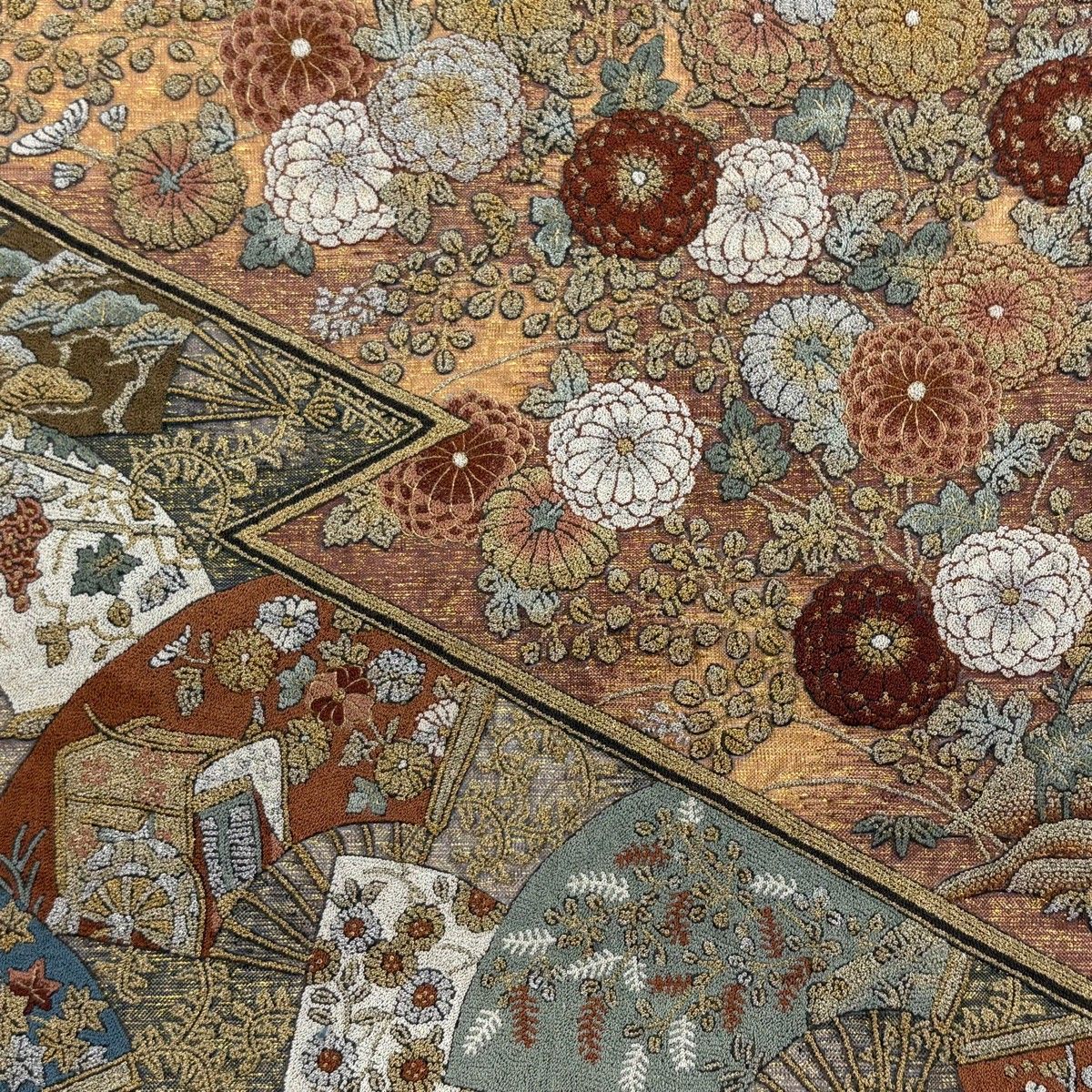 【美品】 袋帯 逸品 蒋雪英 落款 菊 扇 蘇州刺繍 箔 薄茶色 お太鼓柄 正絹 【中古】