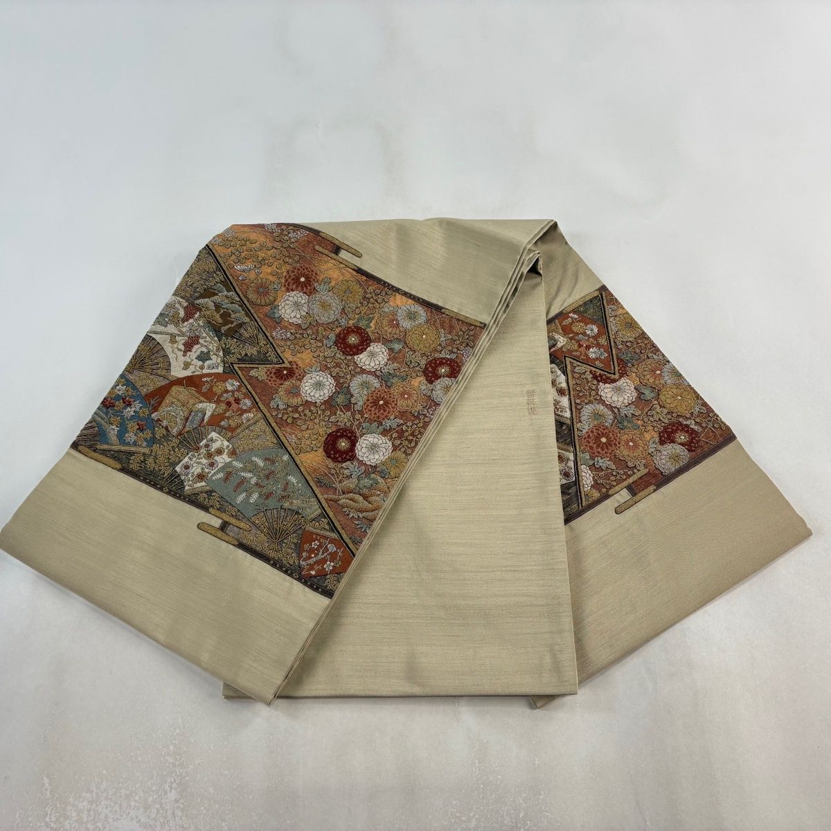 【美品】 袋帯 逸品 蒋雪英 落款 菊 扇 蘇州刺繍 箔 薄茶色 お太鼓柄 正絹 【中古】
