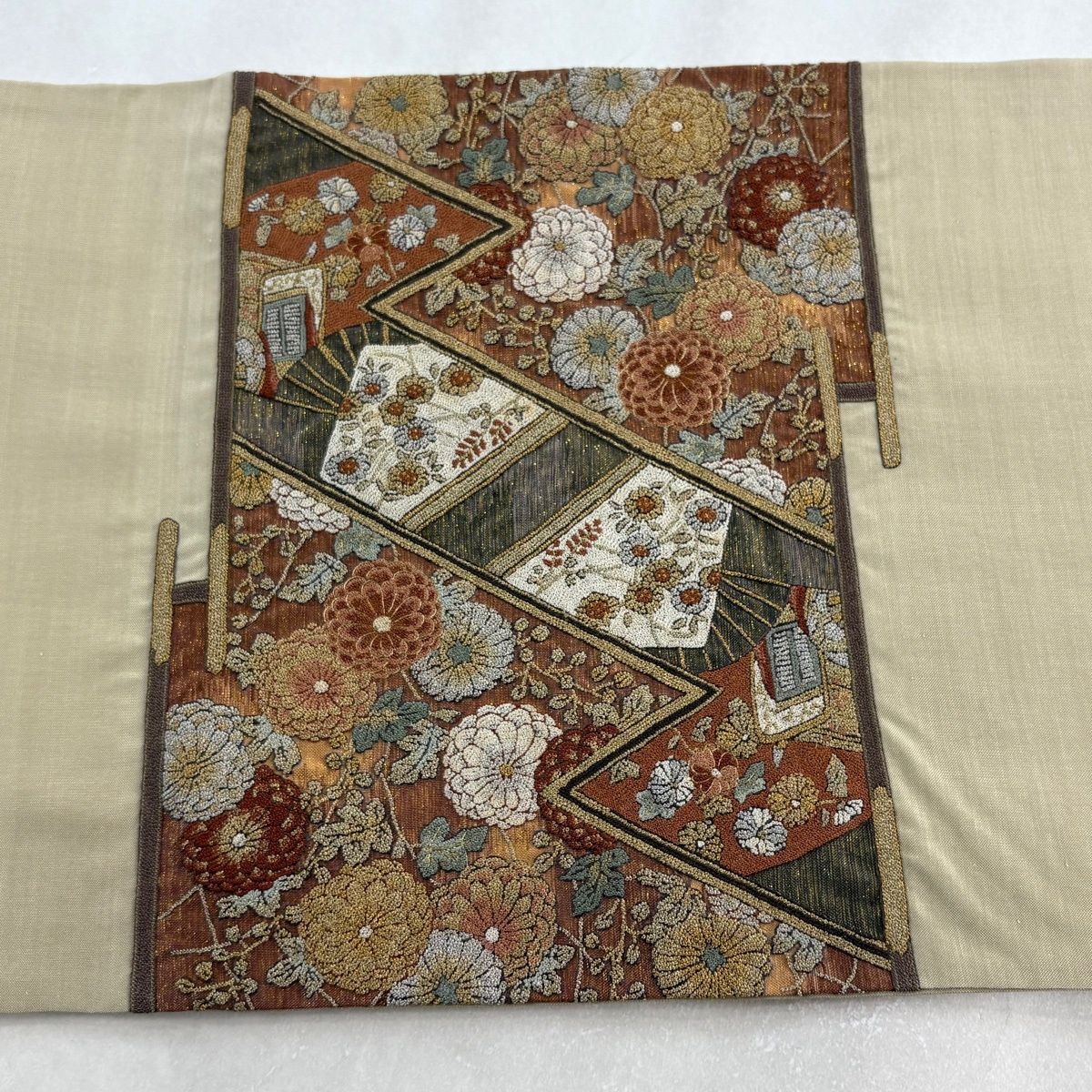 【美品】 袋帯 逸品 蒋雪英 落款 菊 扇 蘇州刺繍 箔 薄茶色 お太鼓柄 正絹 【中古】