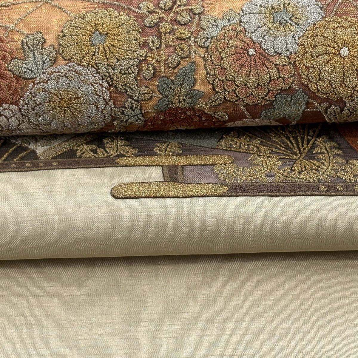 【美品】 袋帯 逸品 蒋雪英 落款 菊 扇 蘇州刺繍 箔 薄茶色 お太鼓柄 正絹 【中古】
