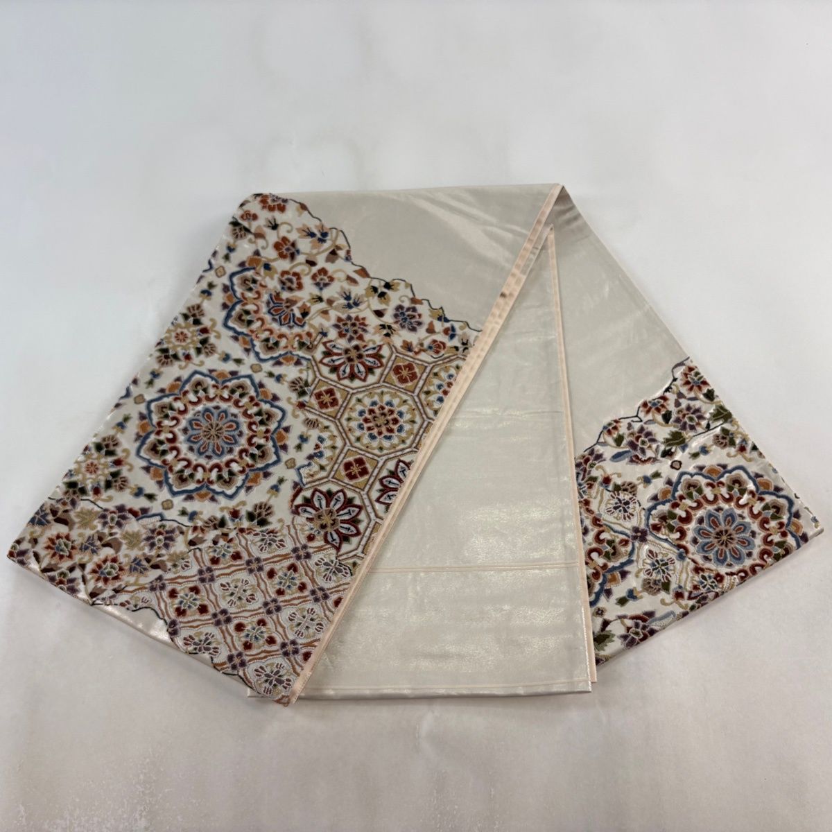 袋帯 逸品 関西仕立て 蜀江華文 草花 相良刺繍 箔 ベージュ お太鼓柄 正絹 【中古】