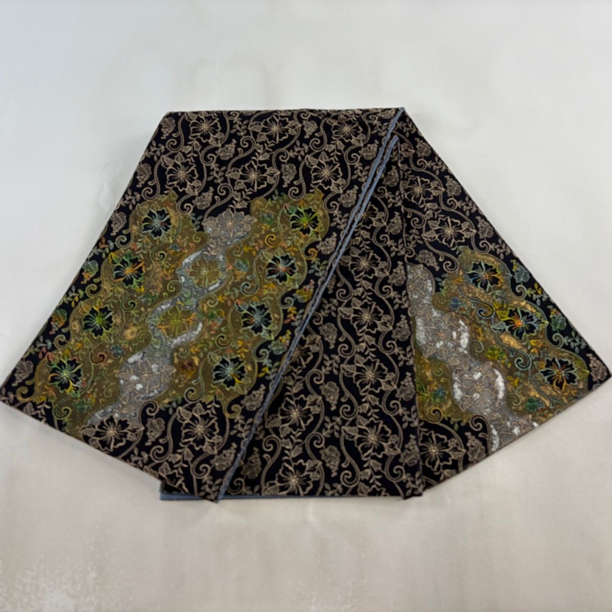 【美品】 袋帯 逸品 葡萄 草花 金銀彩 刺繍 黒 お太鼓柄 正絹 【中古】