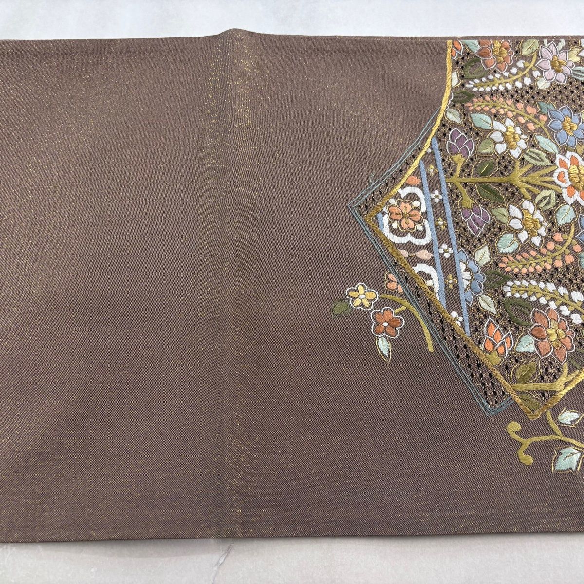 袋帯 逸品 扇面 草花 刺繍 金糸 薄茶色 お太鼓柄 正絹 【中古】