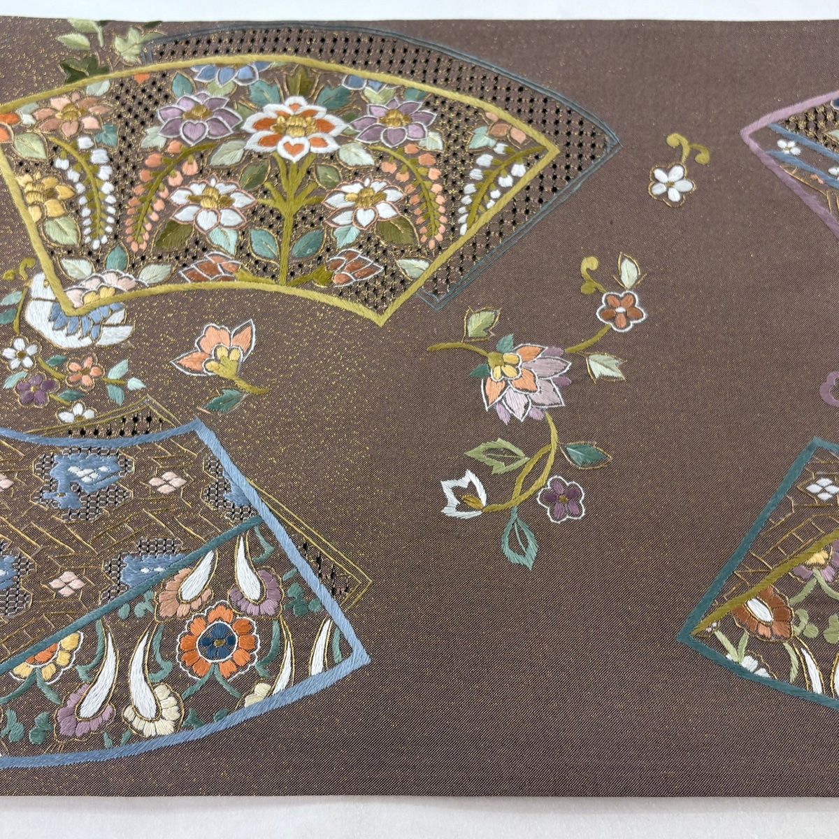 袋帯 逸品 扇面 草花 刺繍 金糸 薄茶色 お太鼓柄 正絹 【中古】