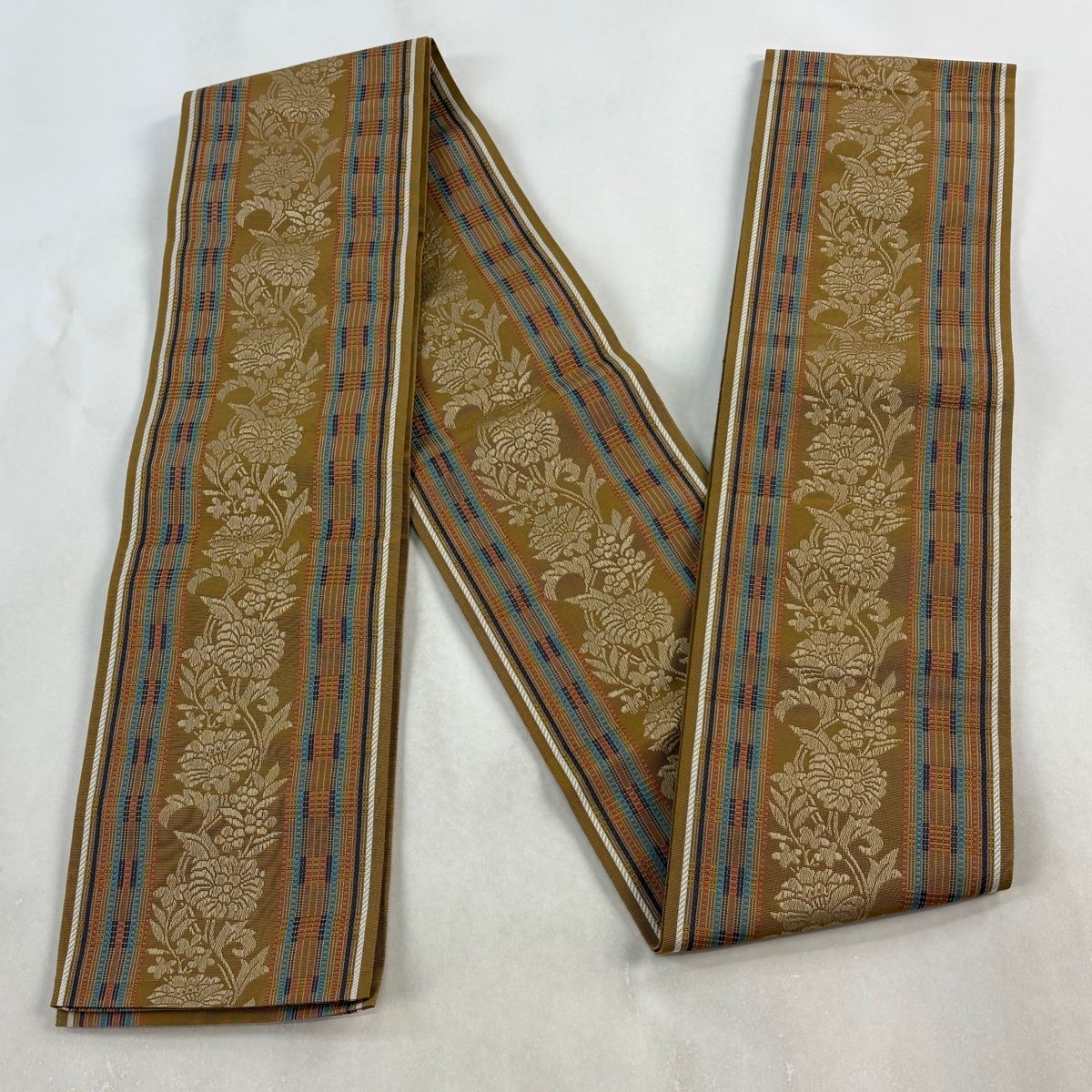 半幅帯 名品 証紙 本場筑前博多織 草花 縞 山吹茶色 正絹 【中古】 半幅帯 名品 証紙 本場筑前博多織 草花 縞 山吹茶色 正絹 【中古】