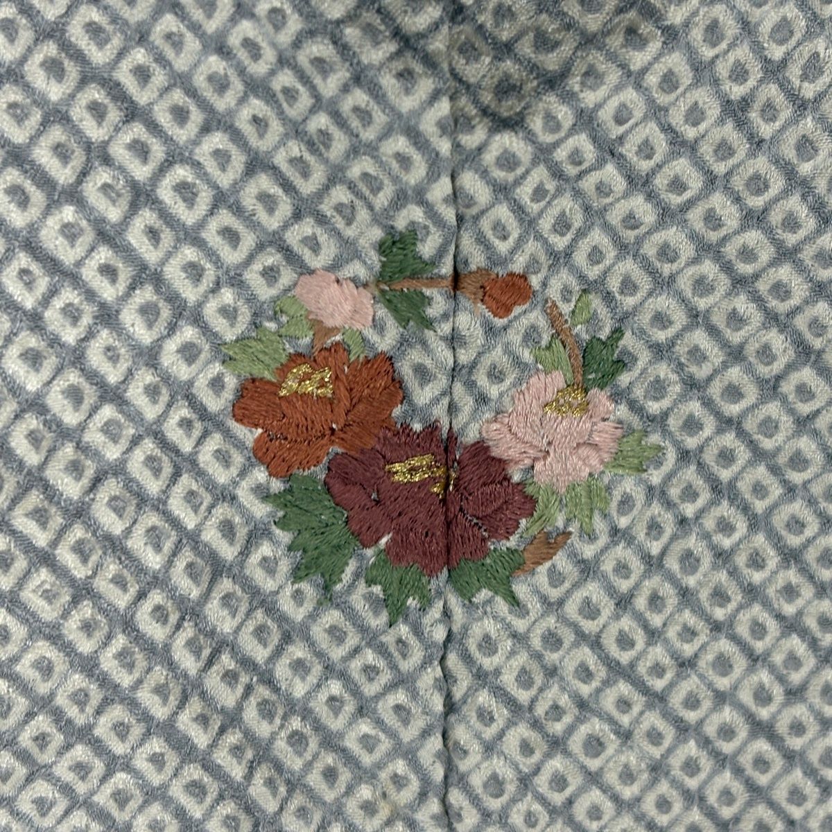 【美品】 付下げ 身丈163.5cm 裄丈65.5cm M 袷 袋帯セット 花丸文 楓 絞り 刺繍 青灰色 正絹 名品 一つ紋 【中古】 【美品】 付下げ 身丈163.5cm 裄丈65.5cm M 袷 袋帯セット 花丸文 楓 絞り 刺繍 青灰色 正絹 名品 一つ紋 【中古】
