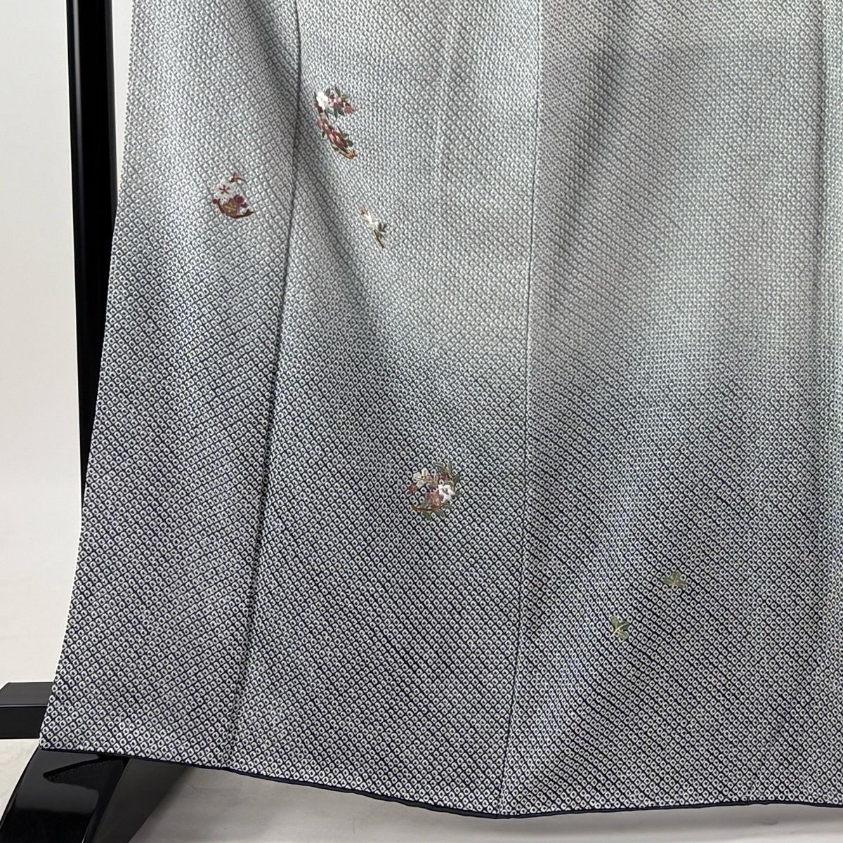 【美品】 付下げ 身丈163.5cm 裄丈65.5cm M 袷 袋帯セット 花丸文 楓 絞り 刺繍 青灰色 正絹 名品 一つ紋 【中古】 【美品】 付下げ 身丈163.5cm 裄丈65.5cm M 袷 袋帯セット 花丸文 楓 絞り 刺繍 青灰色 正絹 名品 一つ紋 【中古】