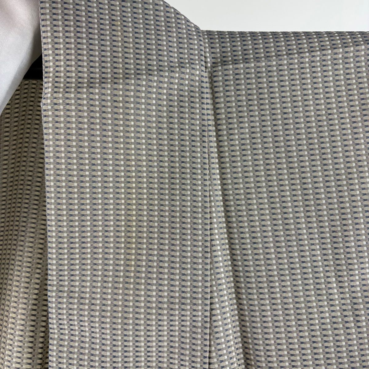 紬 身丈164cm 裄丈67.5cm L 単衣 幾何学 灰茶 正絹 逸品 【中古】 紬 身丈164cm 裄丈67.5cm L 単衣 幾何学 灰茶 正絹 逸品 【中古】