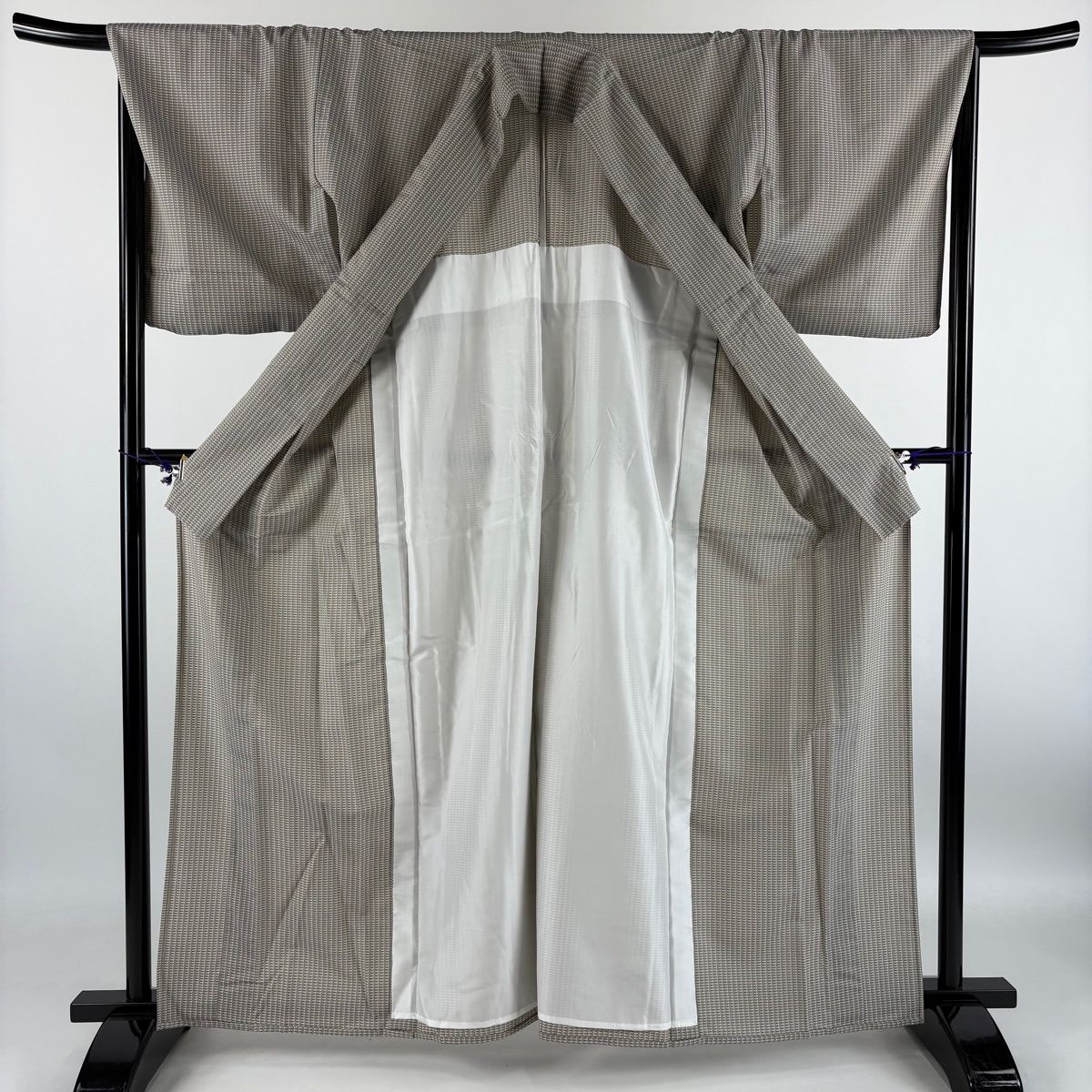 紬 身丈164cm 裄丈67.5cm L 単衣 幾何学 灰茶 正絹 逸品 【中古】 紬 身丈164cm 裄丈67.5cm L 単衣 幾何学 灰茶 正絹 逸品 【中古】