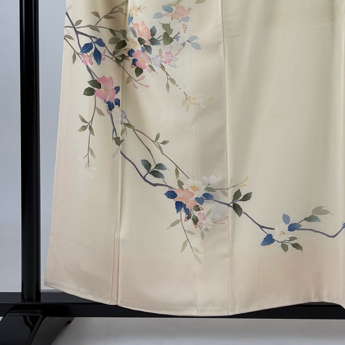 付下げ 身丈156cm 裄丈65cm M 袷 南克治 落款 枝花 クリーム 正絹 名品 【中古】