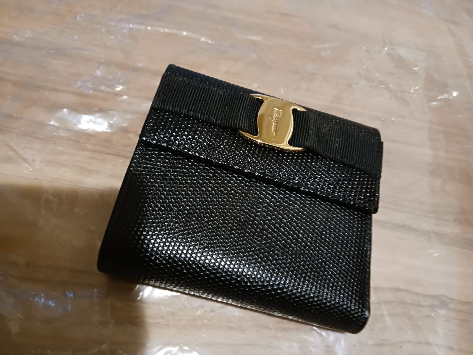 サルヴァトーレ フェラガモ Salvatore Ferragamo ブラックレザー 三つ折り財布