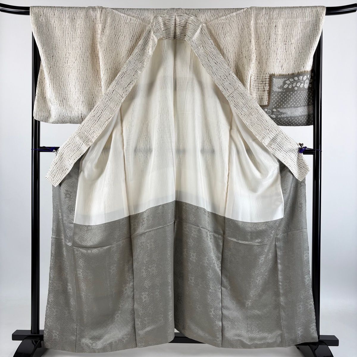 付下げ 身丈160cm 裄丈68.5cm L 袷 草花 霞 絞り クリーム 正絹 名品 【中古】 付下げ 身丈160cm 裄丈68.5cm L 袷 草花 霞 絞り クリーム 正絹 名品 【中古】
