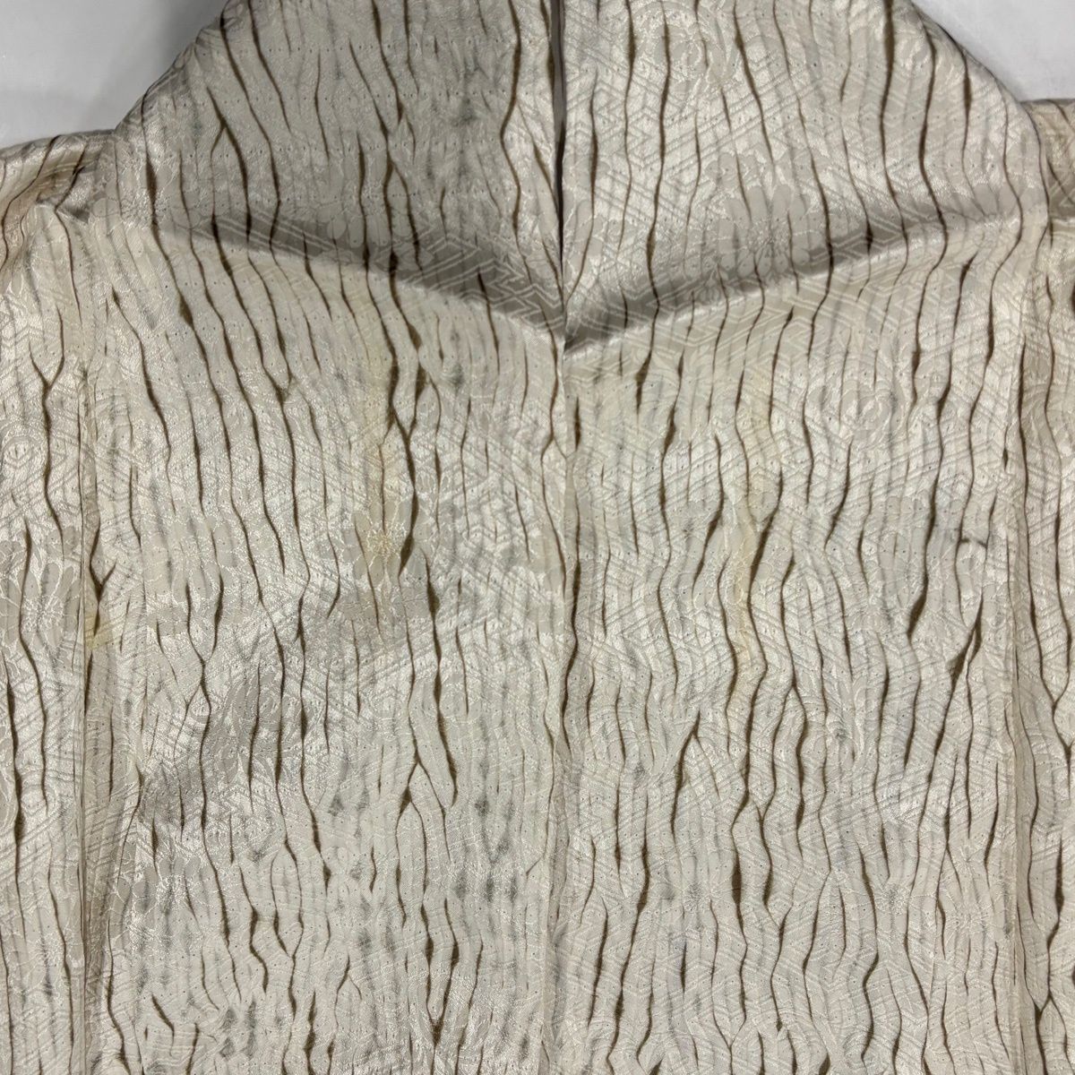 付下げ 身丈160cm 裄丈68.5cm L 袷 草花 霞 絞り クリーム 正絹 名品 【中古】 付下げ 身丈160cm 裄丈68.5cm L 袷 草花 霞 絞り クリーム 正絹 名品 【中古】