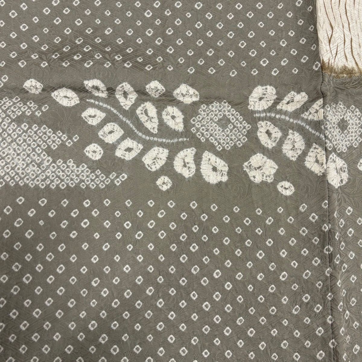 付下げ 身丈160cm 裄丈68.5cm L 袷 草花 霞 絞り クリーム 正絹 名品 【中古】 付下げ 身丈160cm 裄丈68.5cm L 袷 草花 霞 絞り クリーム 正絹 名品 【中古】