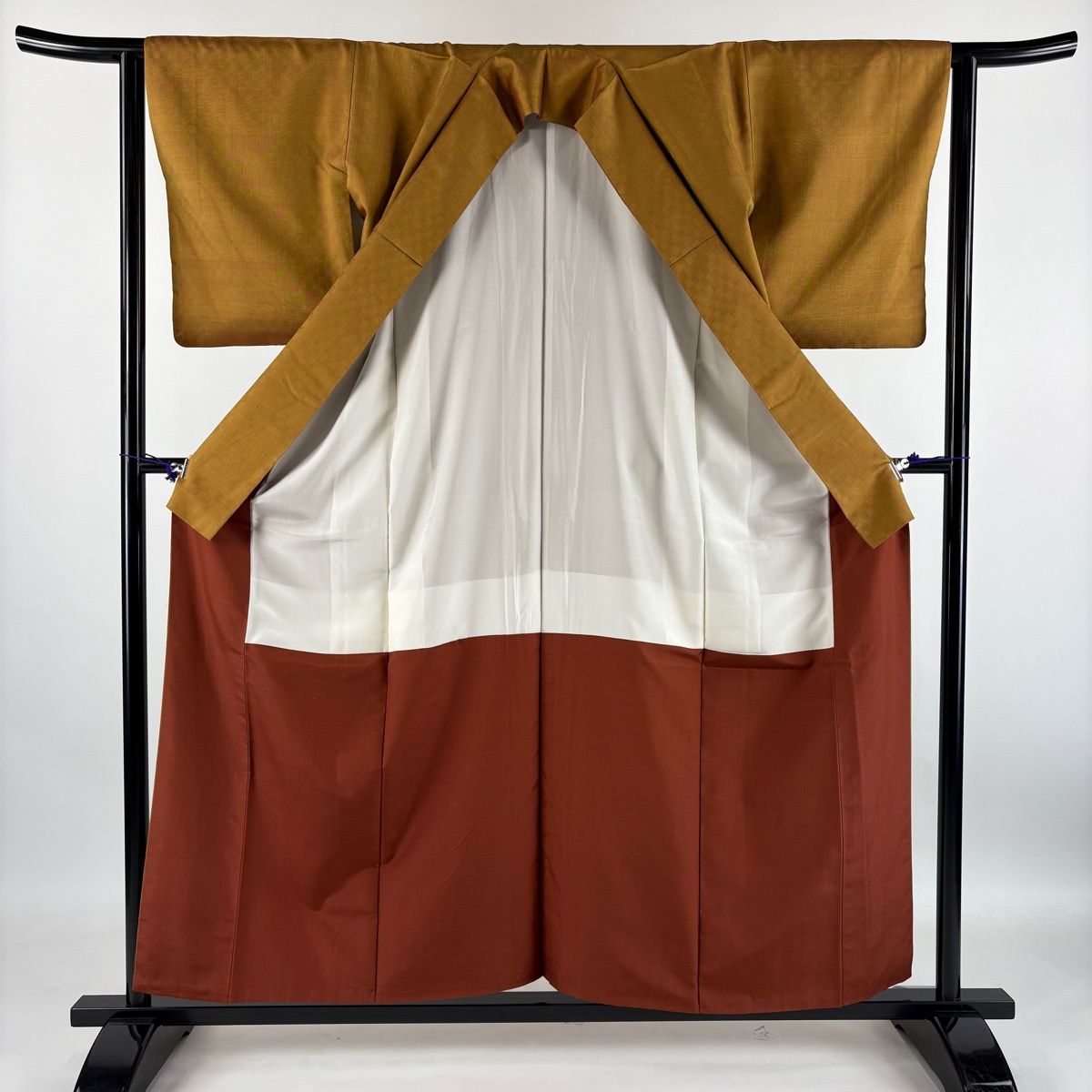 紬 身丈156.5cm 裄丈63cm S 袷 格子 山吹茶色 正絹 名品 【中古】 紬 身丈156.5cm 裄丈63cm S 袷 格子 山吹茶色 正絹 名品 【中古】