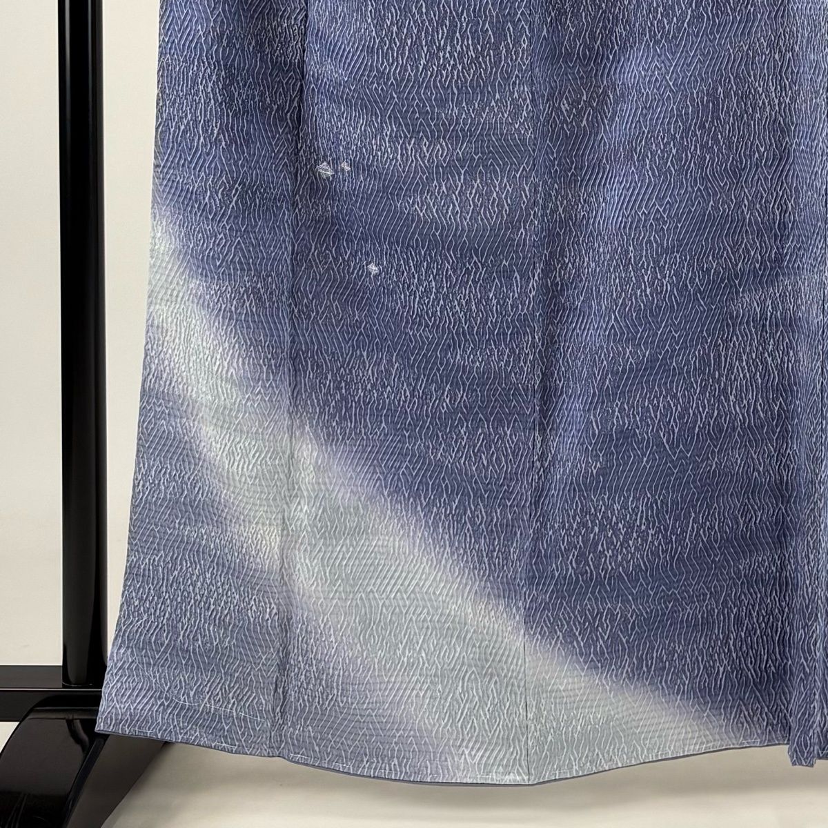 付下げ 身丈161.5cm 裄丈62.5cm S 袷 幾何学模様 銀通し 絞り 青灰色 正絹 名品 【中古】 付下げ 身丈161.5cm 裄丈62.5cm S 袷 幾何学模様 銀通し 絞り 青灰色 正絹 名品 【中古】