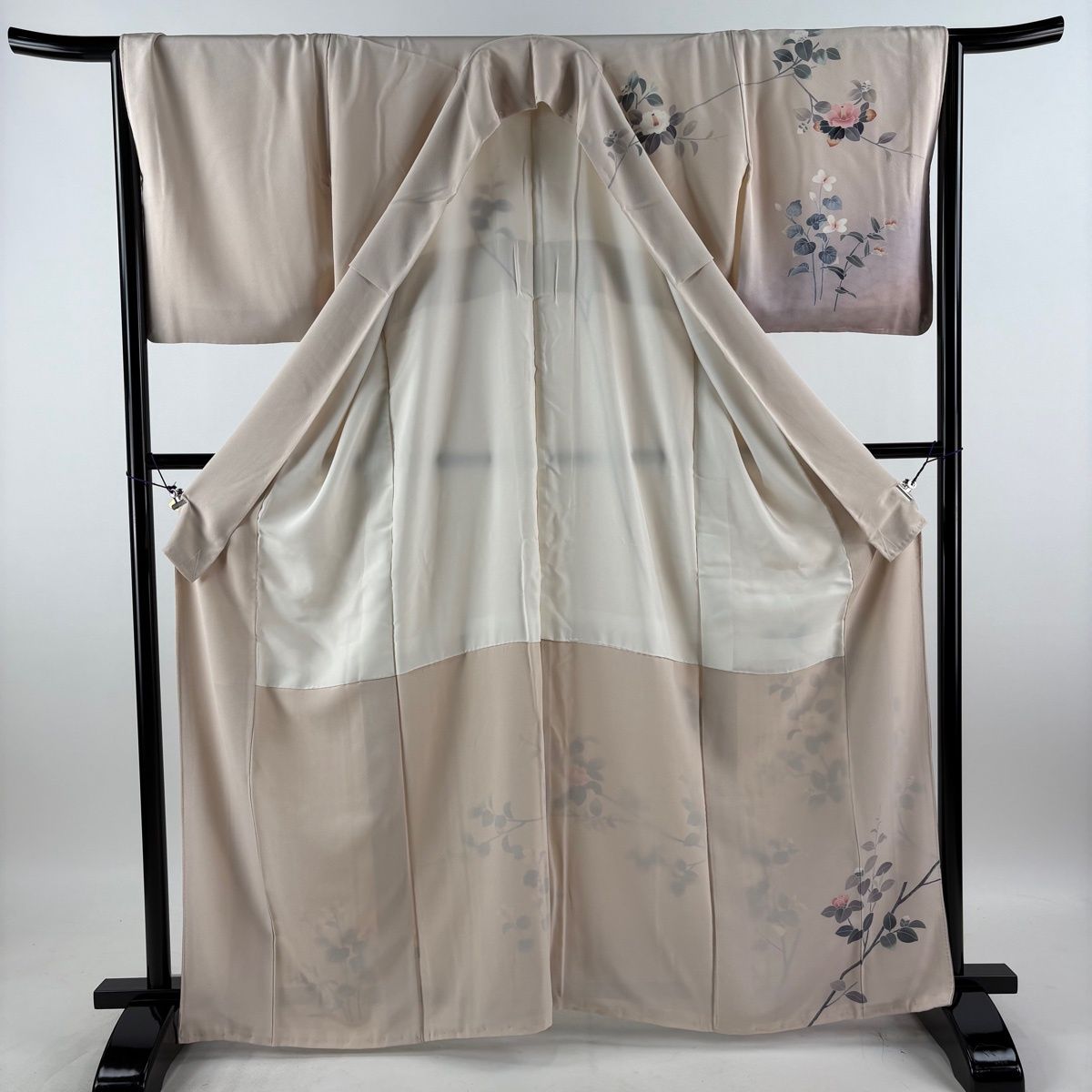 【美品】 訪問着 身丈163.5cm 裄丈65.5cm M 袷 落款 椿 ぼかし ピンクベージュ 正絹 秀品 【中古】 【美品】 訪問着 身丈163.5cm 裄丈65.5cm M 袷 落款 椿 ぼかし ピンクベージュ 正絹 秀品 【中古】