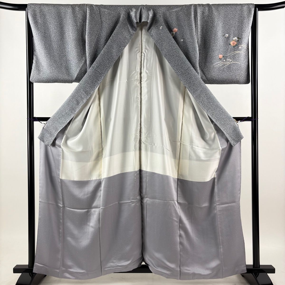 【美品】 付下げ 身丈160.5cm 裄丈66.5cm M 袷 鶴 椿 金銀彩 ぼかし 灰色 正絹 秀品 【中古】 【美品】 付下げ 身丈160.5cm 裄丈66.5cm M 袷 鶴 椿 金銀彩 ぼかし 灰色 正絹 秀品 【中古】