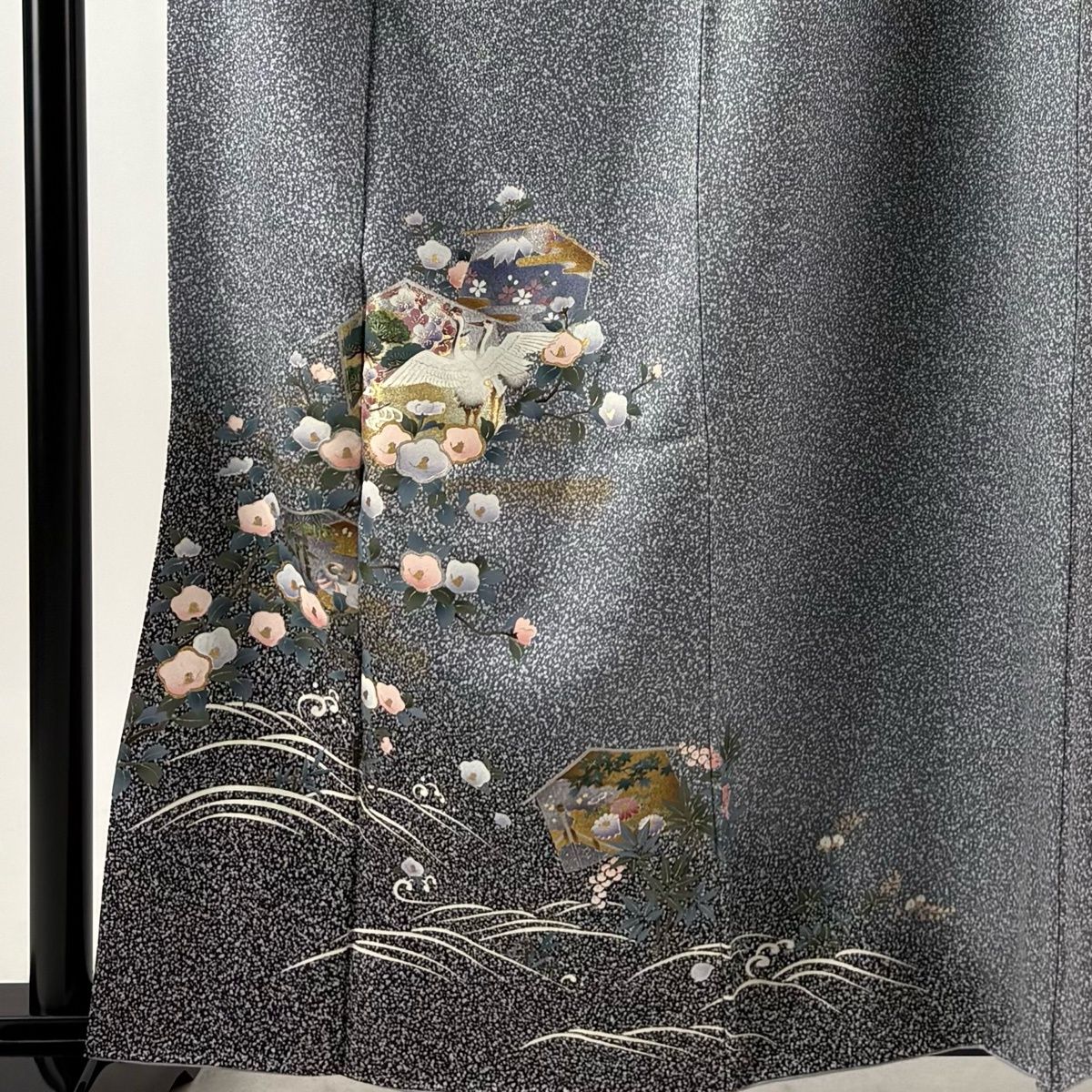 【美品】 付下げ 身丈160.5cm 裄丈66.5cm M 袷 鶴 椿 金銀彩 ぼかし 灰色 正絹 秀品 【中古】 【美品】 付下げ 身丈160.5cm 裄丈66.5cm M 袷 鶴 椿 金銀彩 ぼかし 灰色 正絹 秀品 【中古】