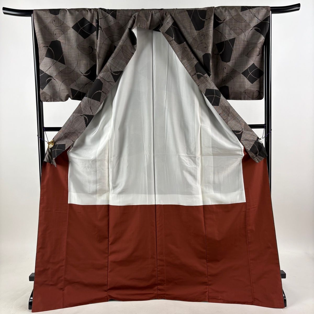 【美品】 紬 身丈176cm 裄丈67.5cm L 袷 唐草 幾何学模様 灰茶 正絹 秀品 【中古】 【美品】 紬 身丈176cm 裄丈67.5cm L 袷 唐草 幾何学模様 灰茶 正絹 秀品 【中古】