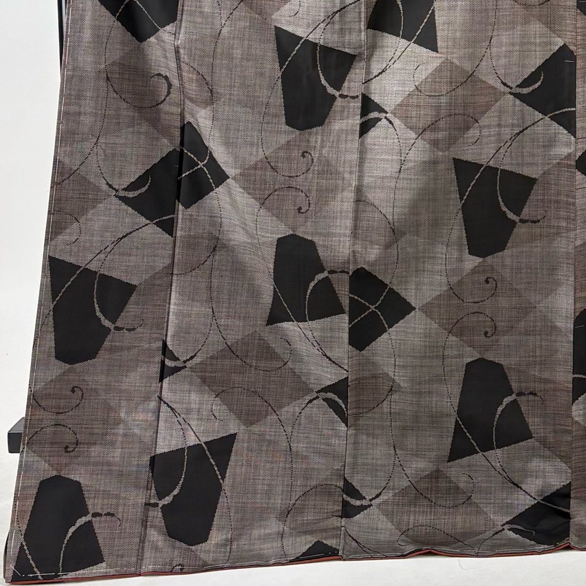 【美品】 紬 身丈176cm 裄丈67.5cm L 袷 唐草 幾何学模様 灰茶 正絹 秀品 【中古】 【美品】 紬 身丈176cm 裄丈67.5cm L 袷 唐草 幾何学模様 灰茶 正絹 秀品 【中古】
