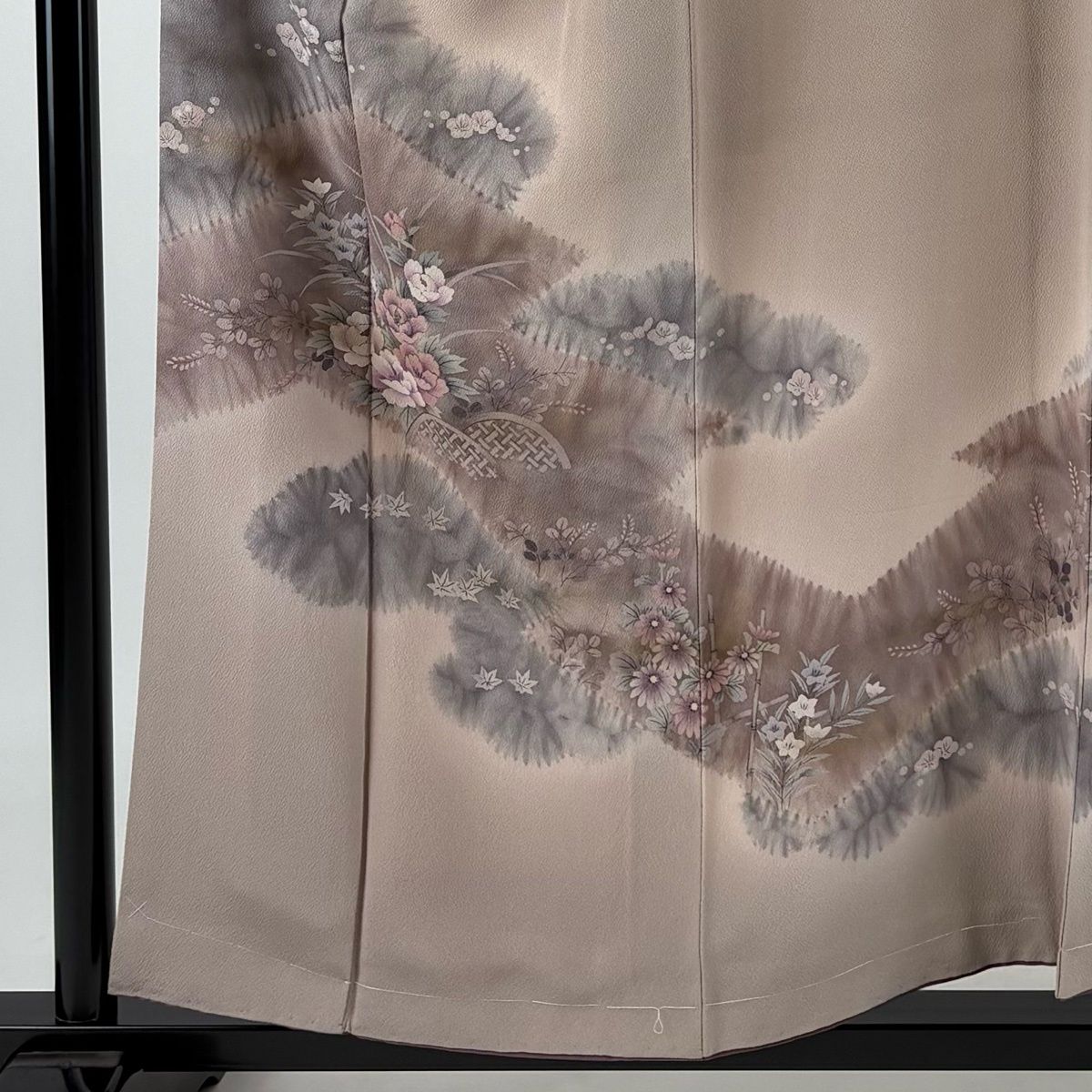 訪問着 身丈156.5cm 裄丈66.5cm M 袷 草花 秋草文 絞り ぼかし 灰紫 正絹 秀品 一つ紋 【中古】 訪問着 身丈156.5cm 裄丈66.5cm M 袷 草花 秋草文 絞り ぼかし 灰紫 正絹 秀品 一つ紋 【中古】