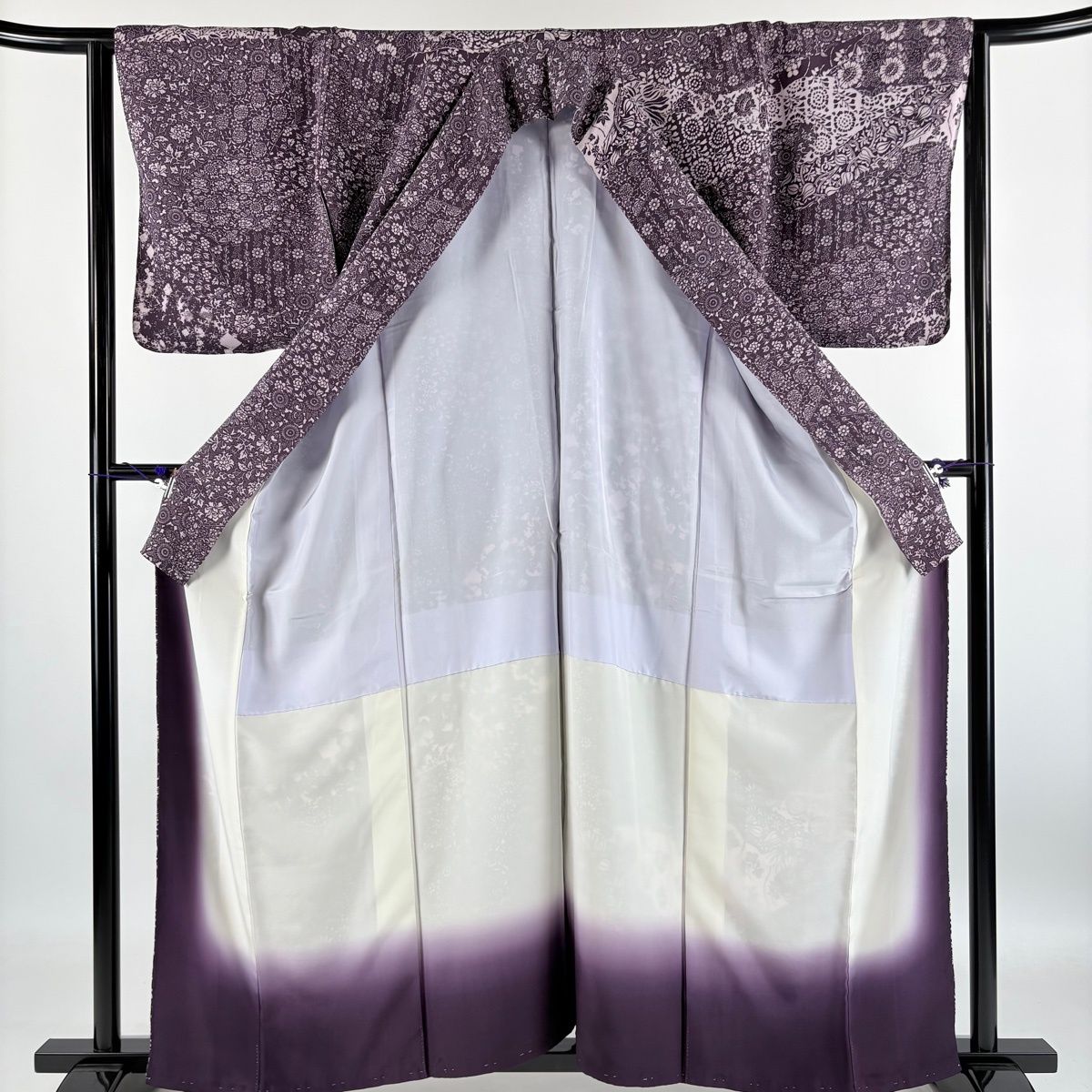 【美品】 訪問着 身丈159cm 裄丈64.5cm M 袷 落款 草花 花唐草 縮緬 紫 正絹 秀品 【中古】