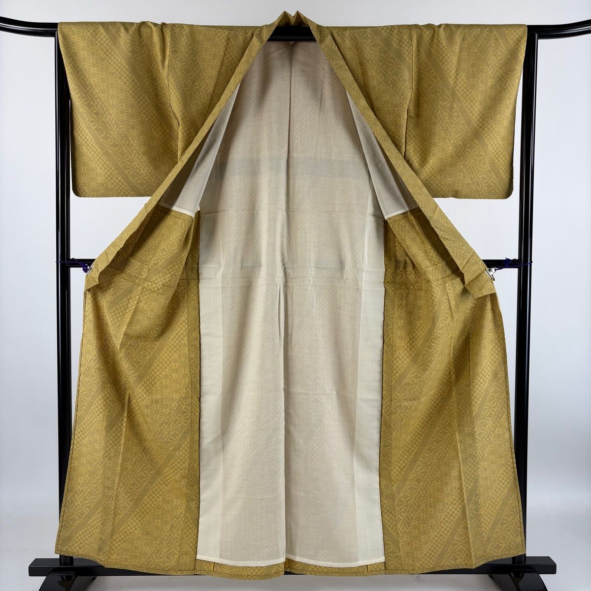 【美品】 紬 身丈158cm 裄丈65.5cm M 単衣 バチ衿 麻の葉 斜縞 からし色 正絹 秀品 【中古】