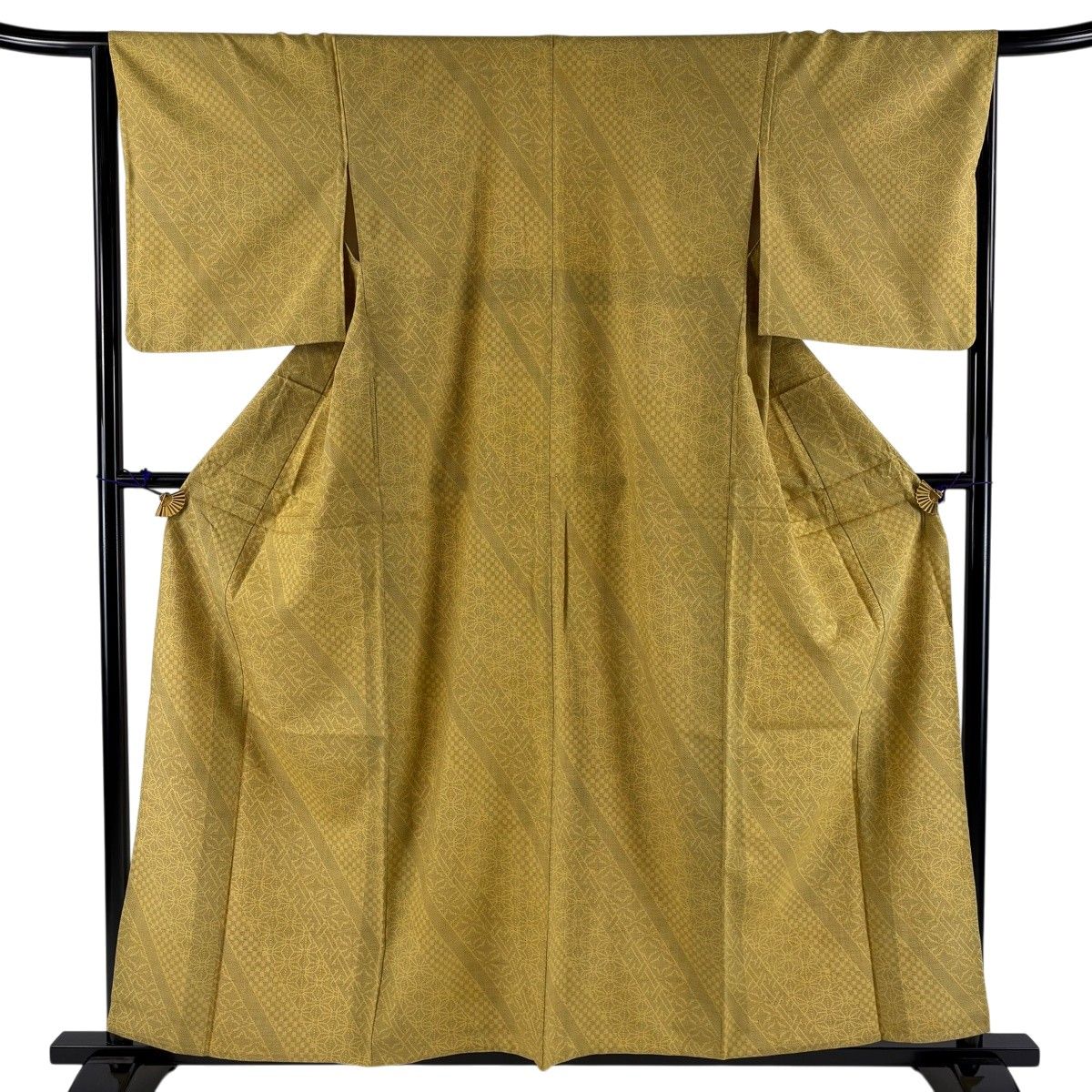 【美品】 紬 身丈158cm 裄丈65.5cm M 単衣 バチ衿 麻の葉 斜縞 からし色 正絹 秀品 【中古】