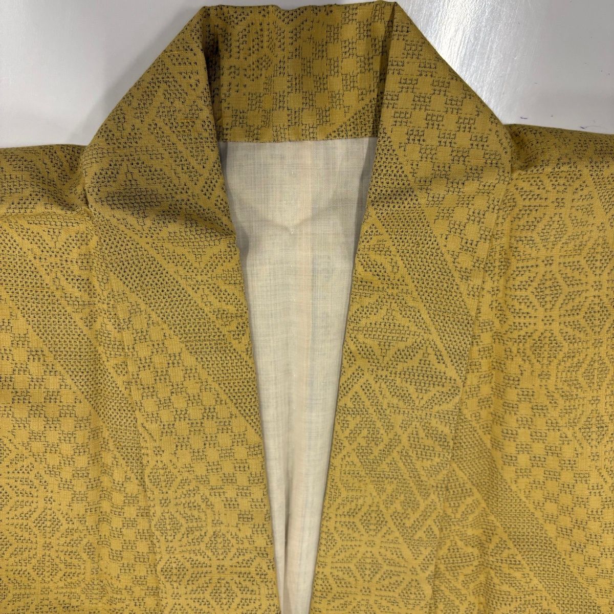 【美品】 紬 身丈158cm 裄丈65.5cm M 単衣 バチ衿 麻の葉 斜縞 からし色 正絹 秀品 【中古】